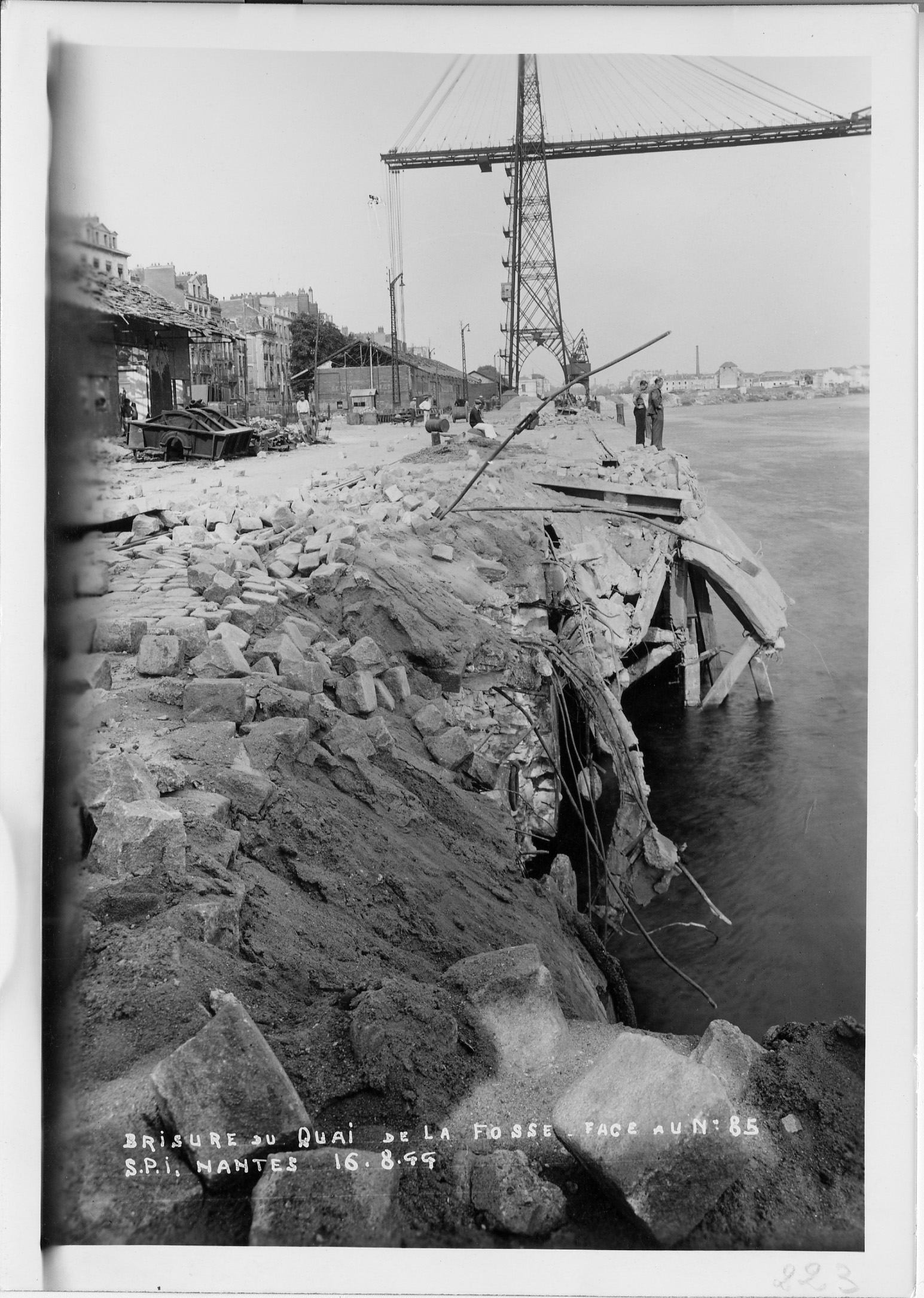 Destructions au quai de la Fosse, cliché pris le 16 août 1944 (22Fi223)