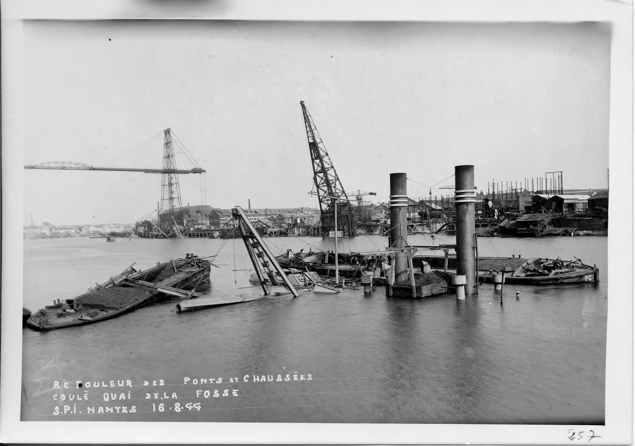 Un refouleur des Ponts et Chaussées coulé quai de la Fosse, cliché pris le 16 août 1944 (22Fi257)