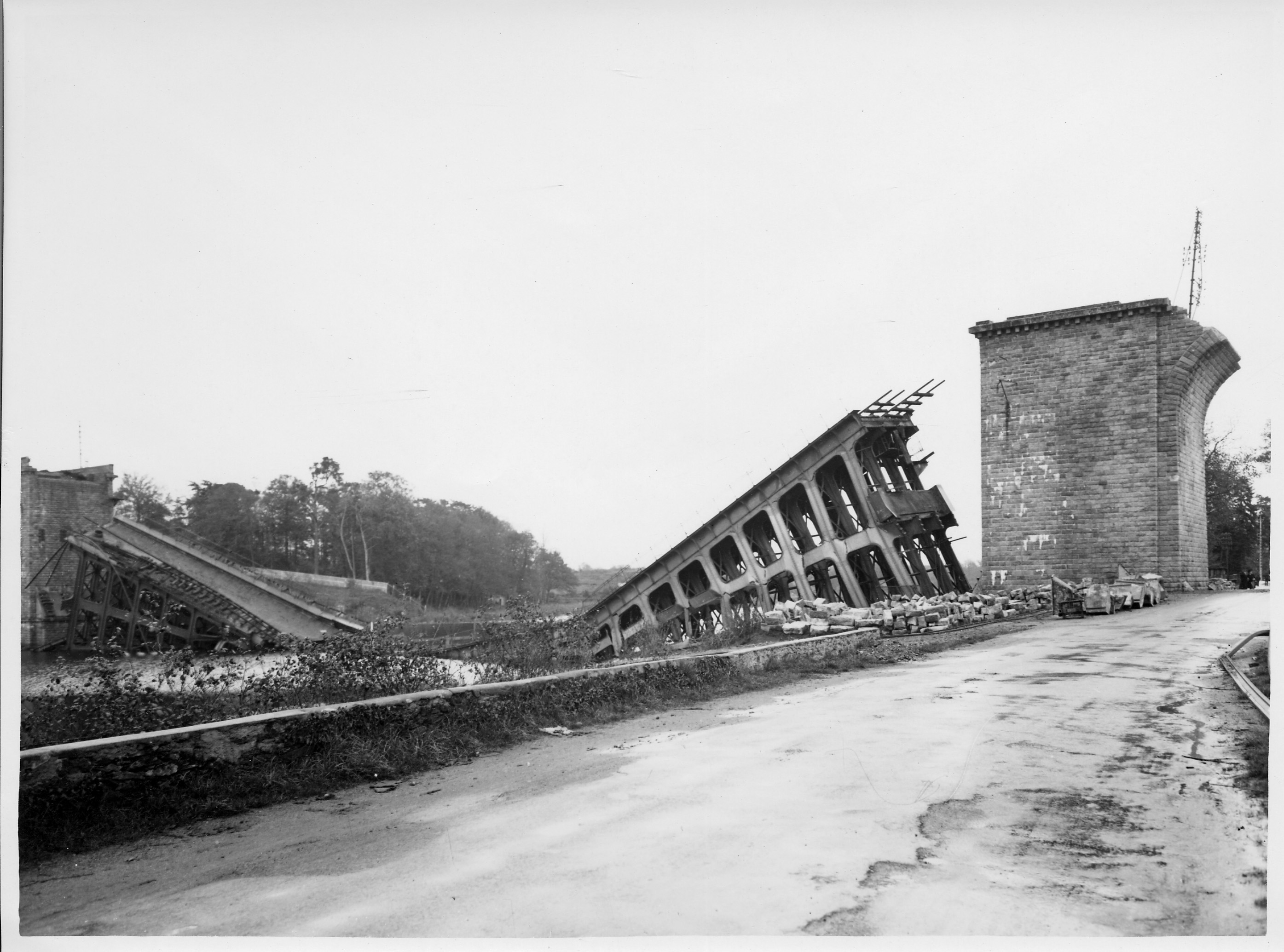 Le pont de la Jonelière sur l'Erdre dynamité par l'occupant allemand lors de sa retraite, cliché pris en septembre 1944 (22Fi347)