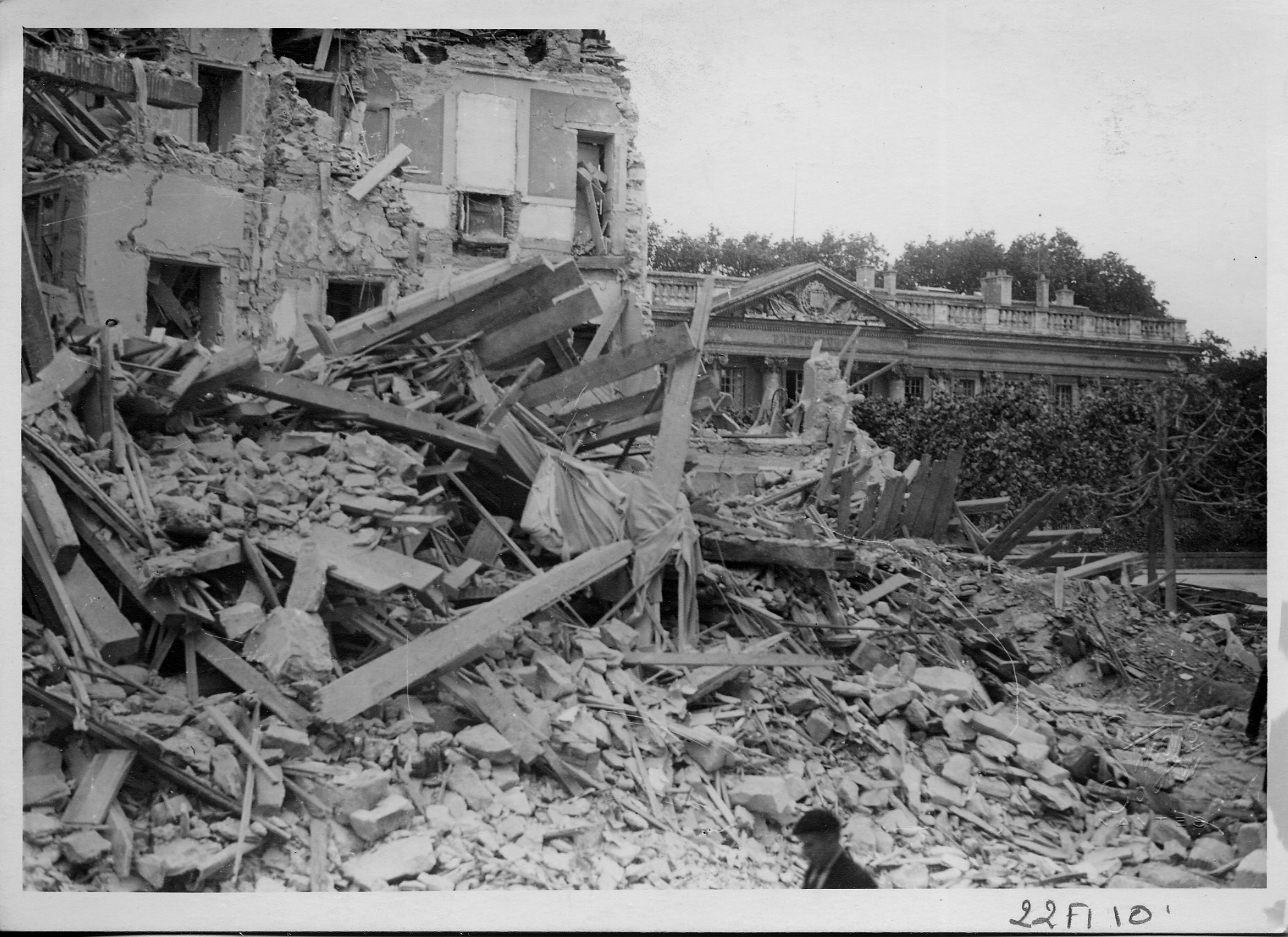 Immeubles détruits rue d'Aguesseau et vue sur la façade de la préfecture, cliché pris en juin 1944 (22Fi10)