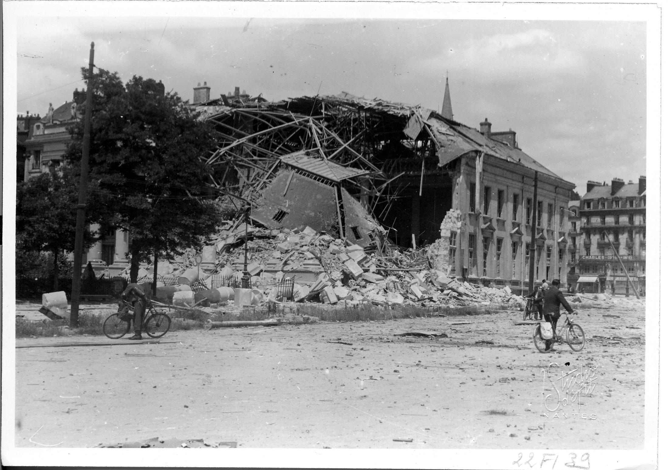 Palais de la Bourse détruit par des bombardements, cliché pris en septembre 1943 (22Fi39)