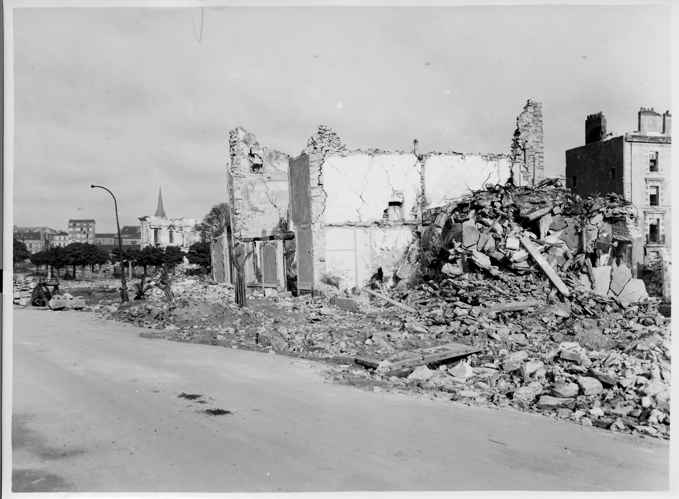 Immeubles détruits par des bombardements quai Malakoff, cliché pris en juin 1944 (22Fi261)