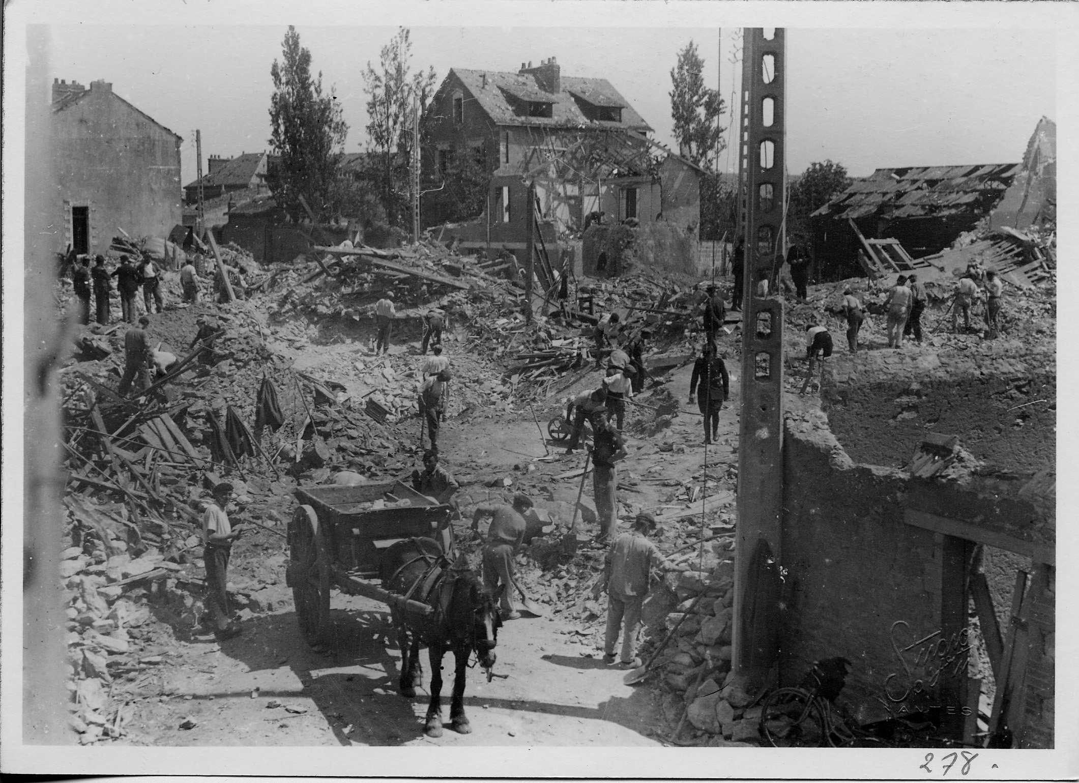 Immeubles détruits par des bombardements rue du Général Le Flo, cliché pris en mai 1944 (22Fi278)