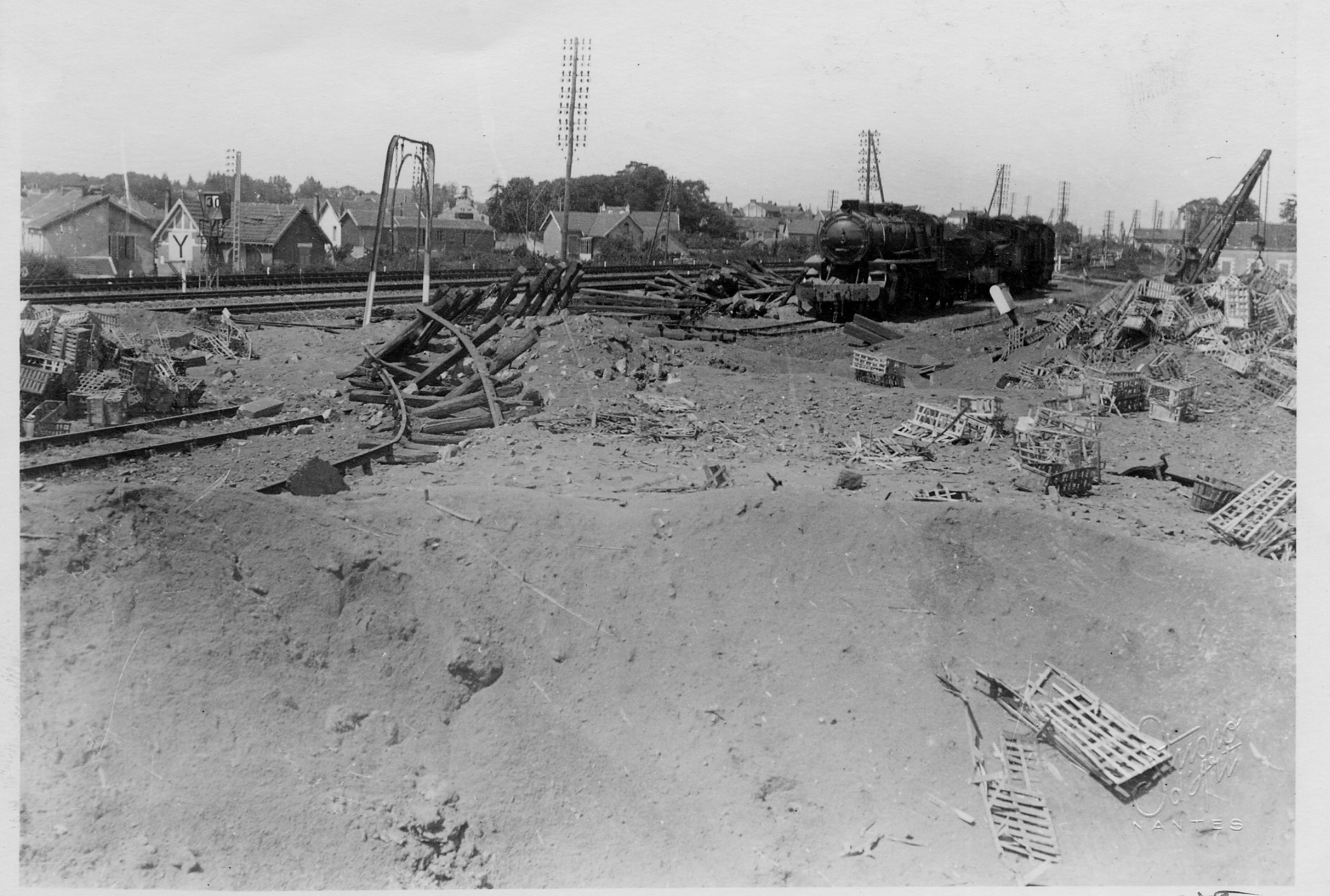 Des bâtiments de la gare de Doulon détruits par des bombardements, cliché pris en juin 1944 (22Fi288)