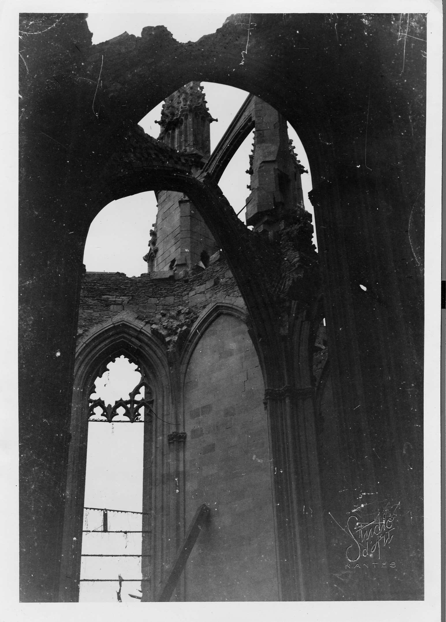 Vue de la Cathédrale détruite par des bombardements, cliché pris en septembre 1943 (22Fi314)