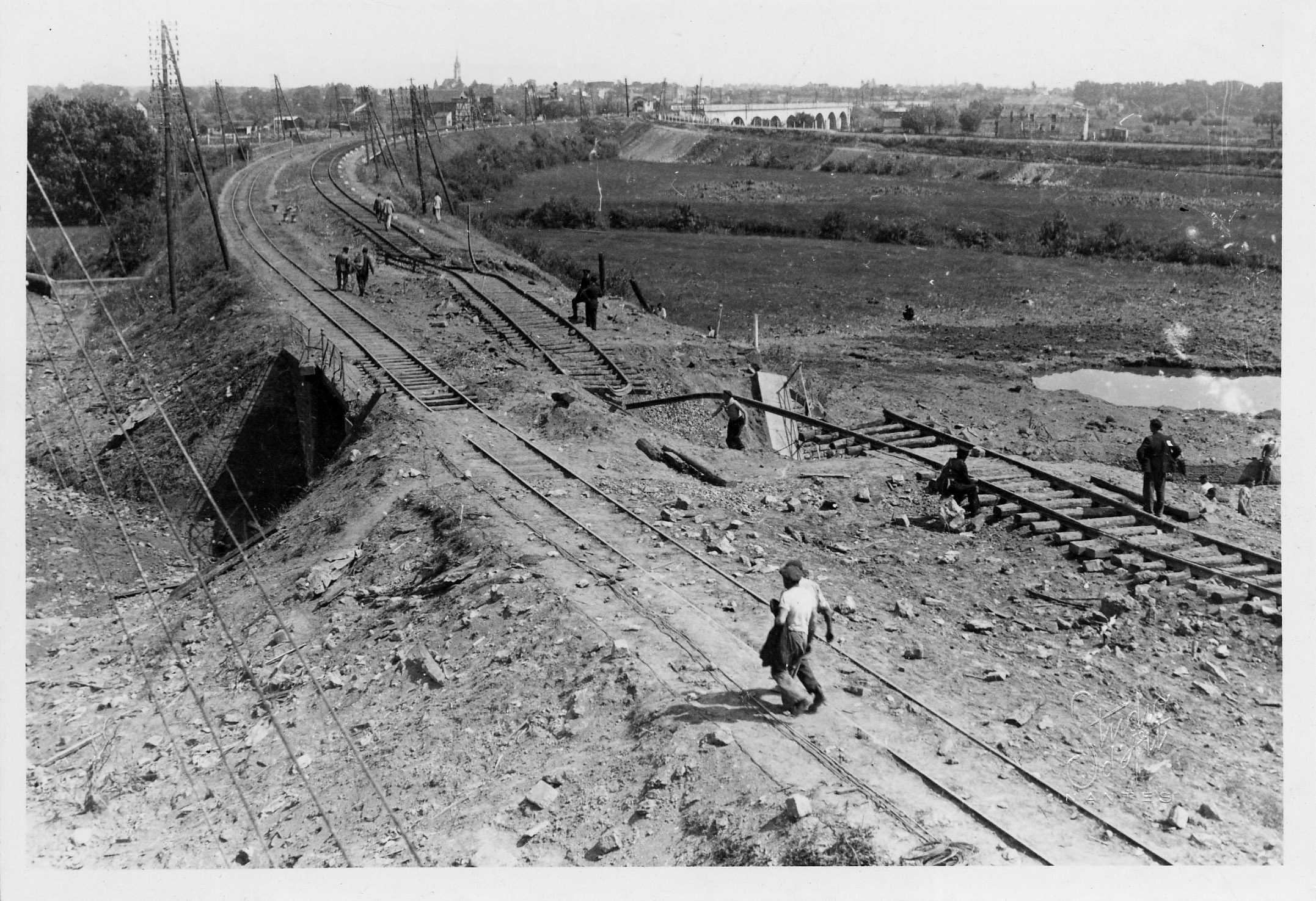 Le pont de la Vendée détruit par des bombardements, cliché pris en juin 1944 (22Fi337)