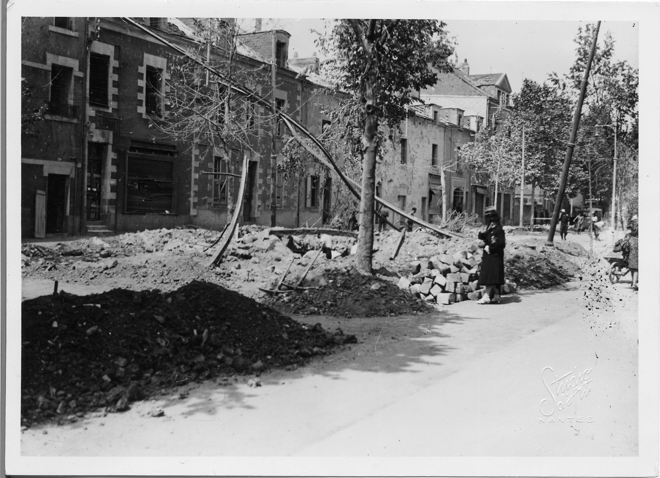 Immeubles détruits route de Paris, cliché pris en septembre 1943 (22Fi285)