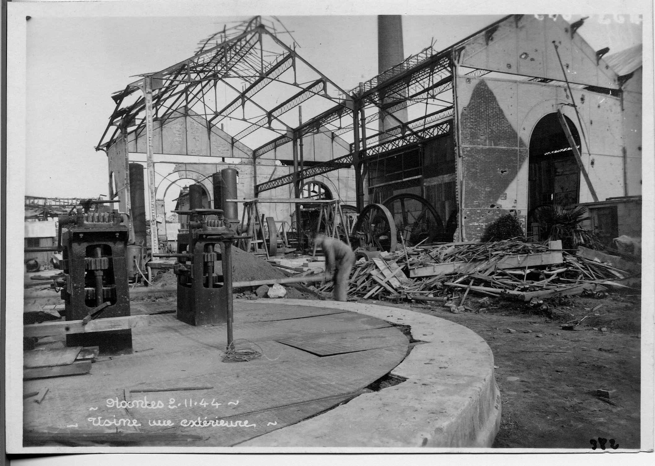 Bâtiments de l'usine des eaux de la Roche détruits par des bombardements, cliché pris le 2 novembre 1944 (22Fi382)