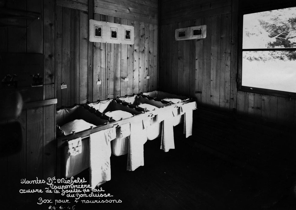 Un box pour 4 nourrissons à la pouponnière de Genève en mai 1946 (28Fi3031)