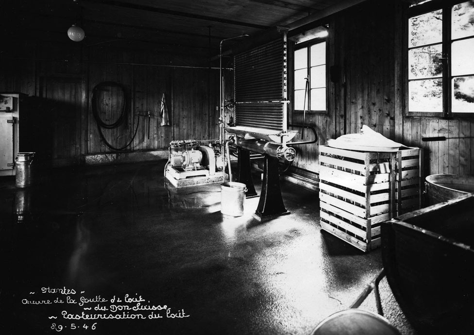 La salle de pasteurisation du lait à la centrale laitière de la Goutte de Lait du Don Suisse, en mai 1946 (28Fi3033)
