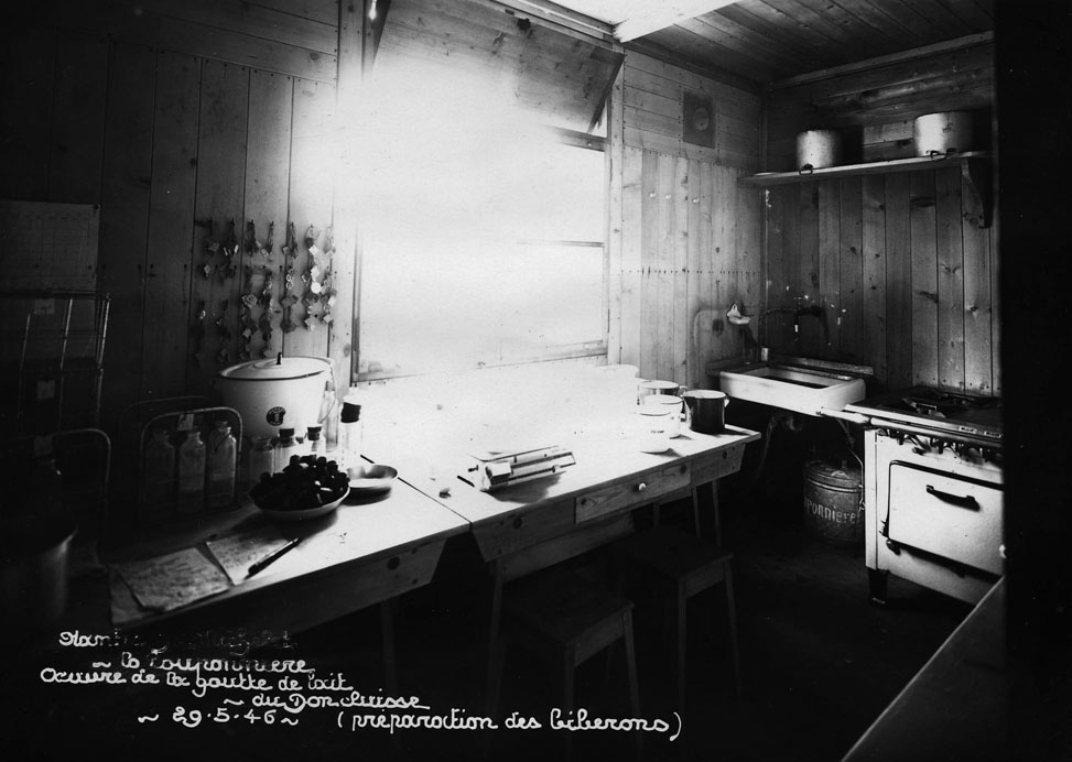 La salle de préparation des biberons en mai 1946 (28Fi3035)