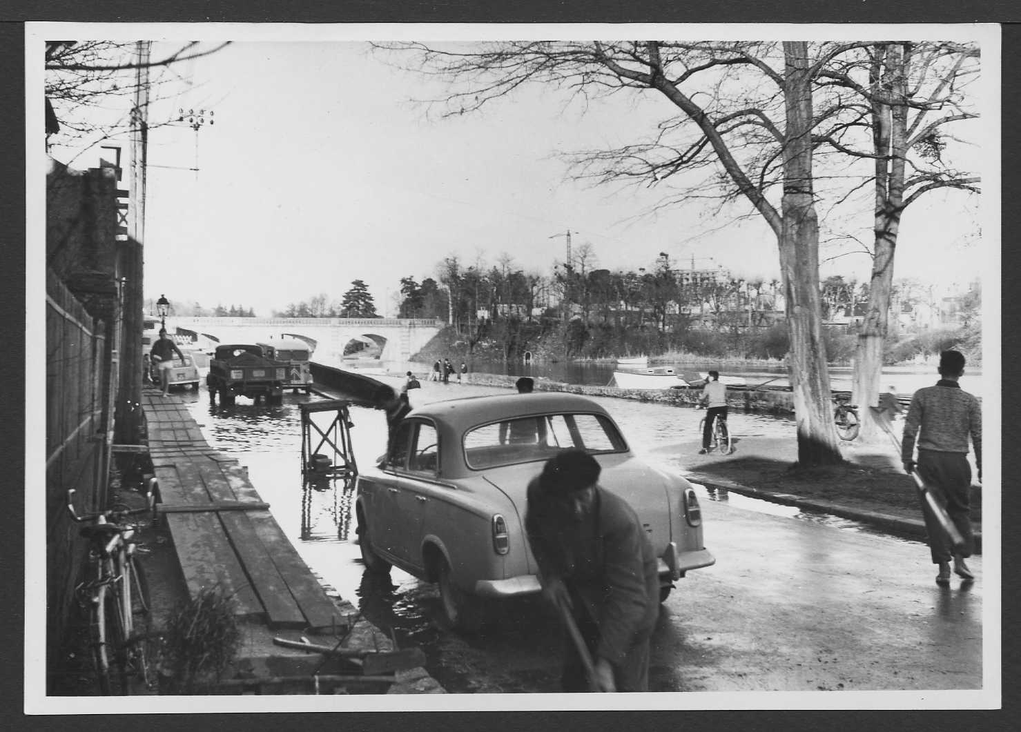 Le boulevard Van Iseghem inondé en janvier 1961 (25Fi134)