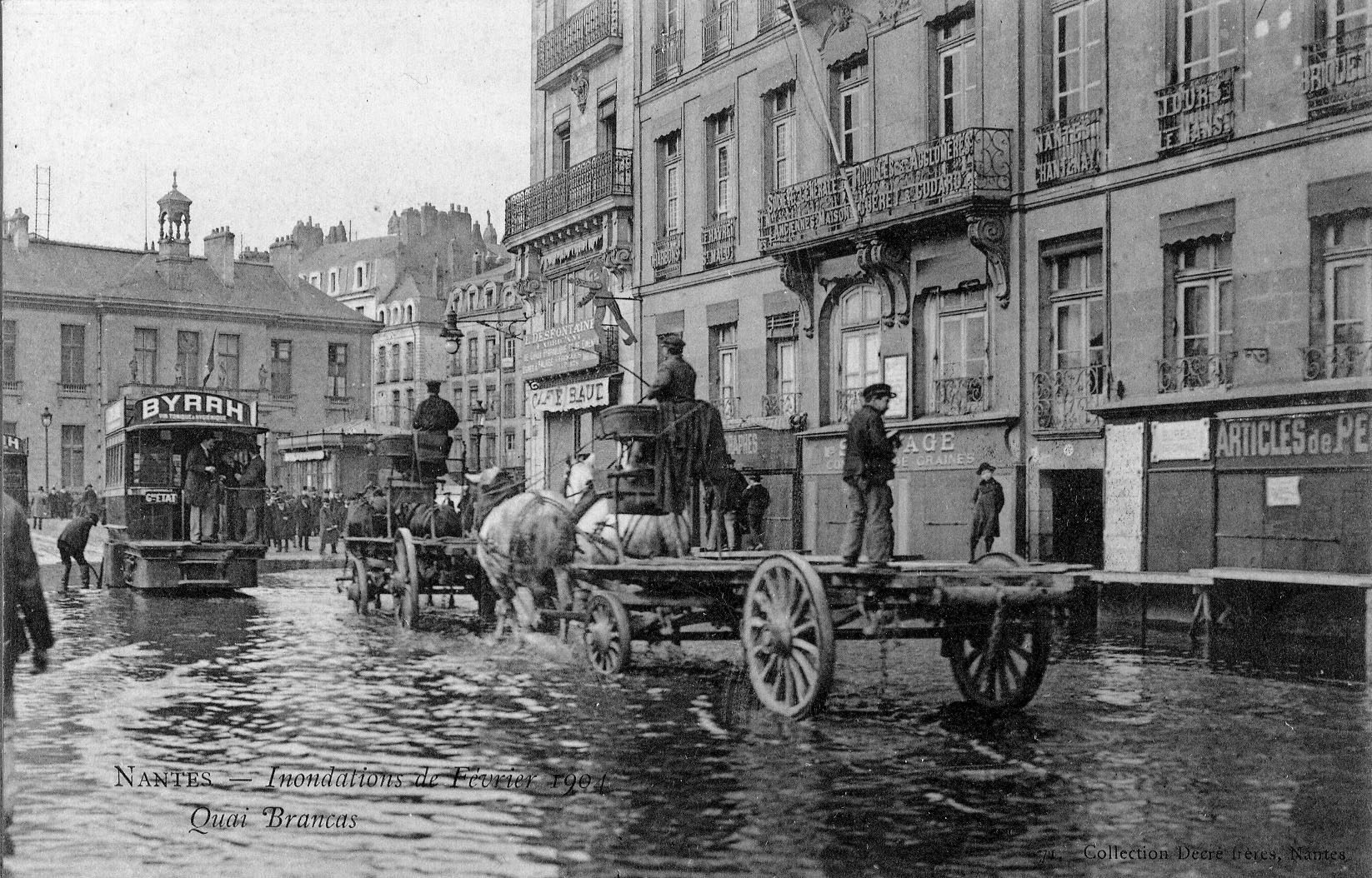 Le quai Brancas, et en arrière-plan la Bourse du Commerce (9Fi1545)