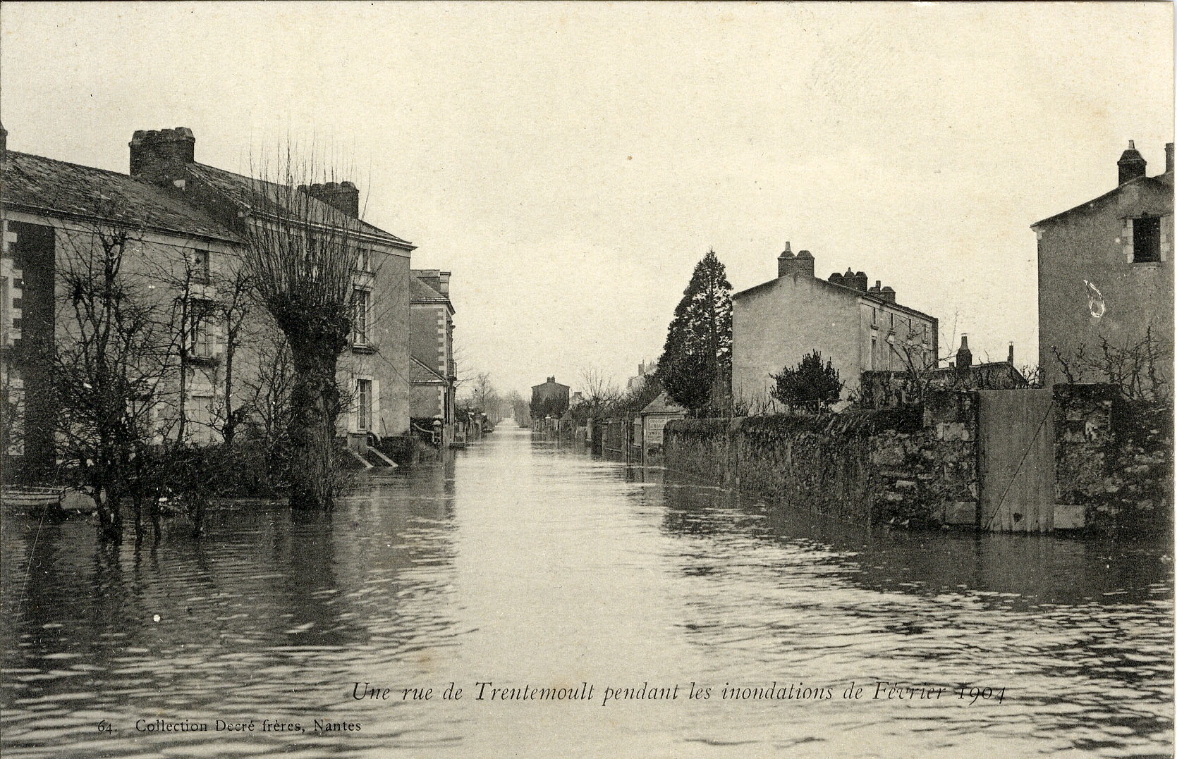Une rue de Trentemoult pendant les inondations de février 1904 (9Fi1548)