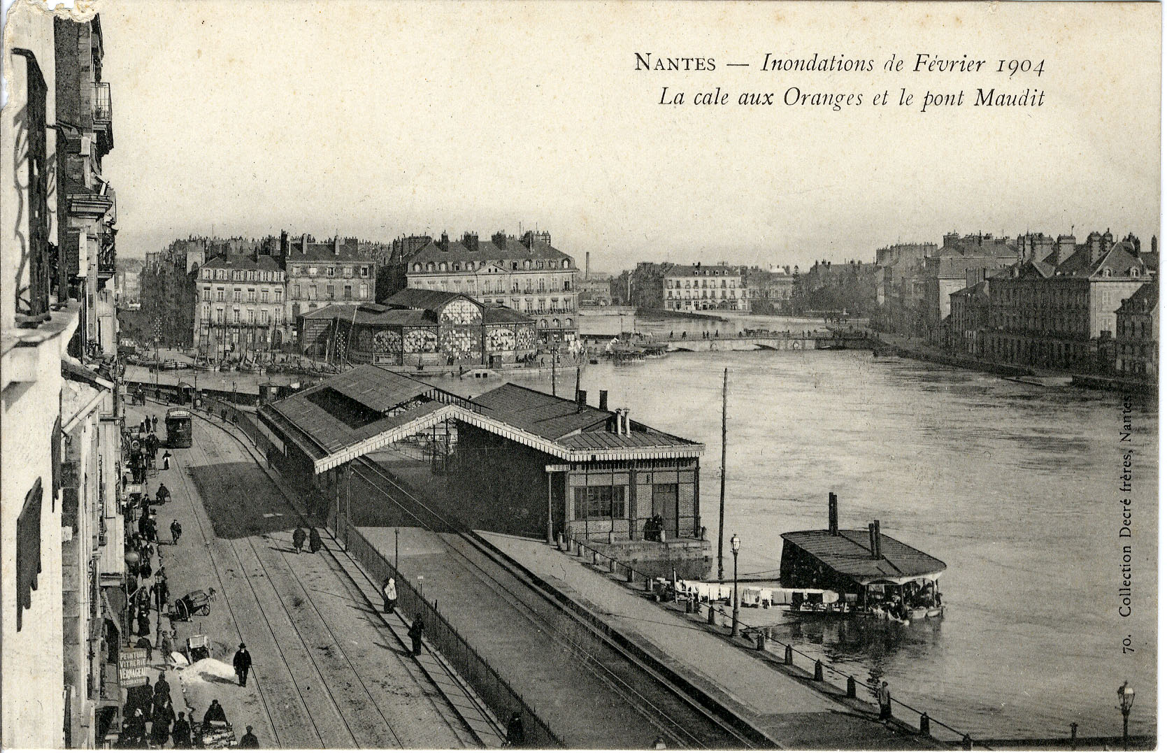 La cale aux Oranges et le pont Maudit lors des inondations de février 1904. Vue au premier plan de la gare de la Bourse (9Fi1551)