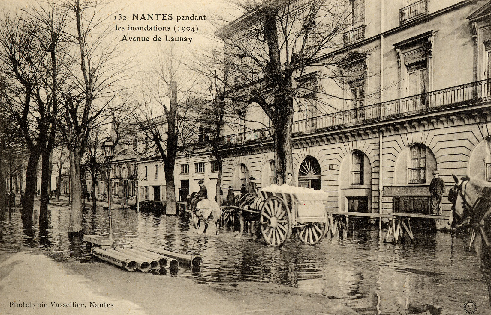 L'avenue de Launay. Une charette à cheval transporte des sacs de sable (9Fi1622)