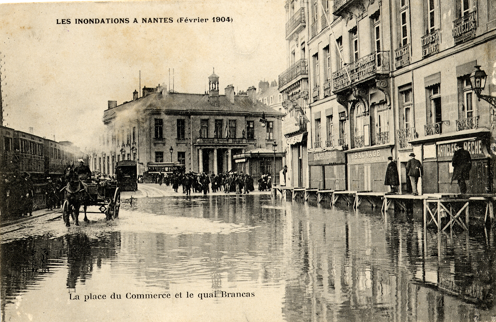 Vue d'un appontement devant les magasins du quai Brancas dont la boutique Sauvage, commerce de graines, et la boutique d'articles de pêche de Vernier fils. En arrière-plan, la bourse du Commerce (9Fi1788)
