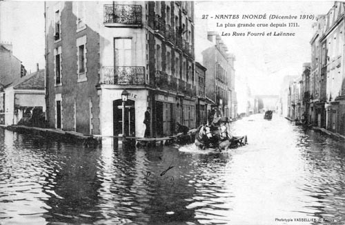 Les inondations de Nantes en 1910, les rues Fouré et Laënnec (9Fi1813)