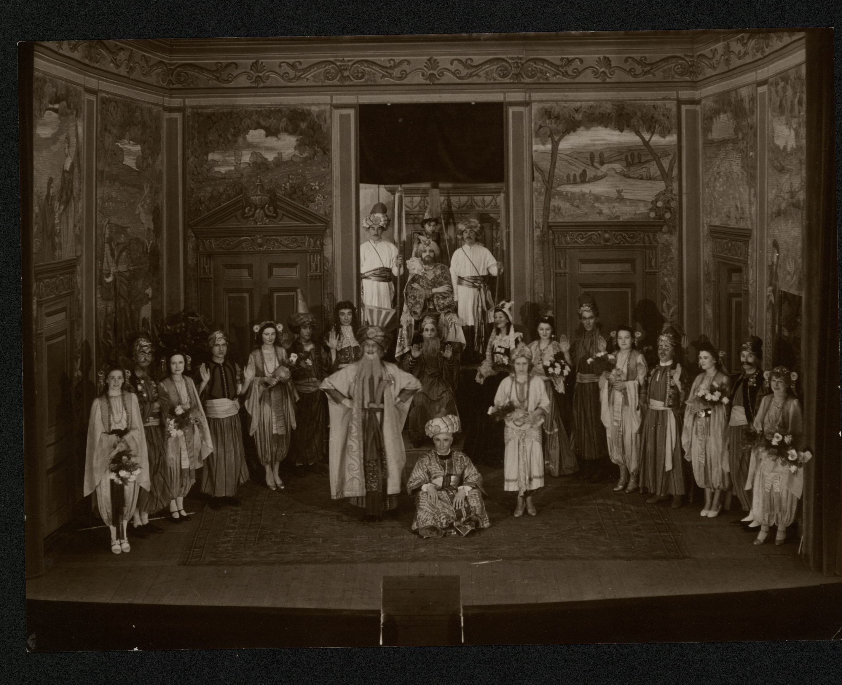 Photographie en noir et blanc de la compagnie théâtrale fondée par Francine Vasse lors d'une représentation sur scène (199Z10)