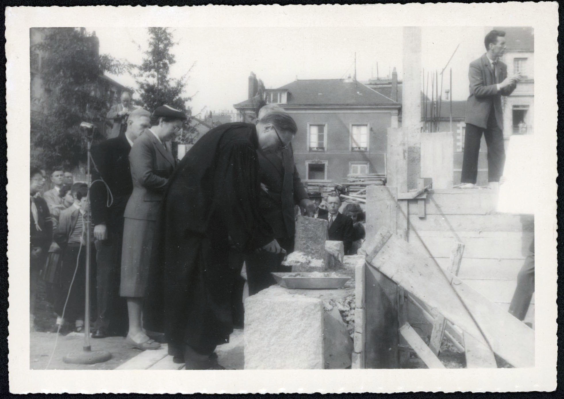 Pose de la première pierre du temple protestant place Edouard Normand, le 30 septembre 1956, en présence de Victoire Durand-Gasselin (26Fi1891)