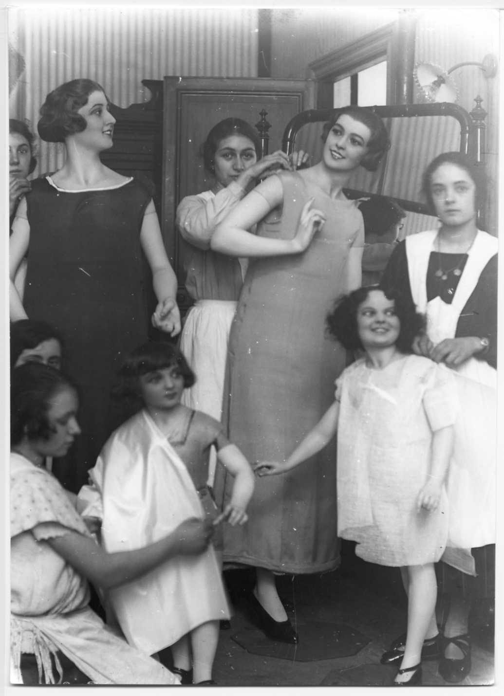 Cours de couture à l'École Vial, des élèves avec des mannequins (13Fi598)