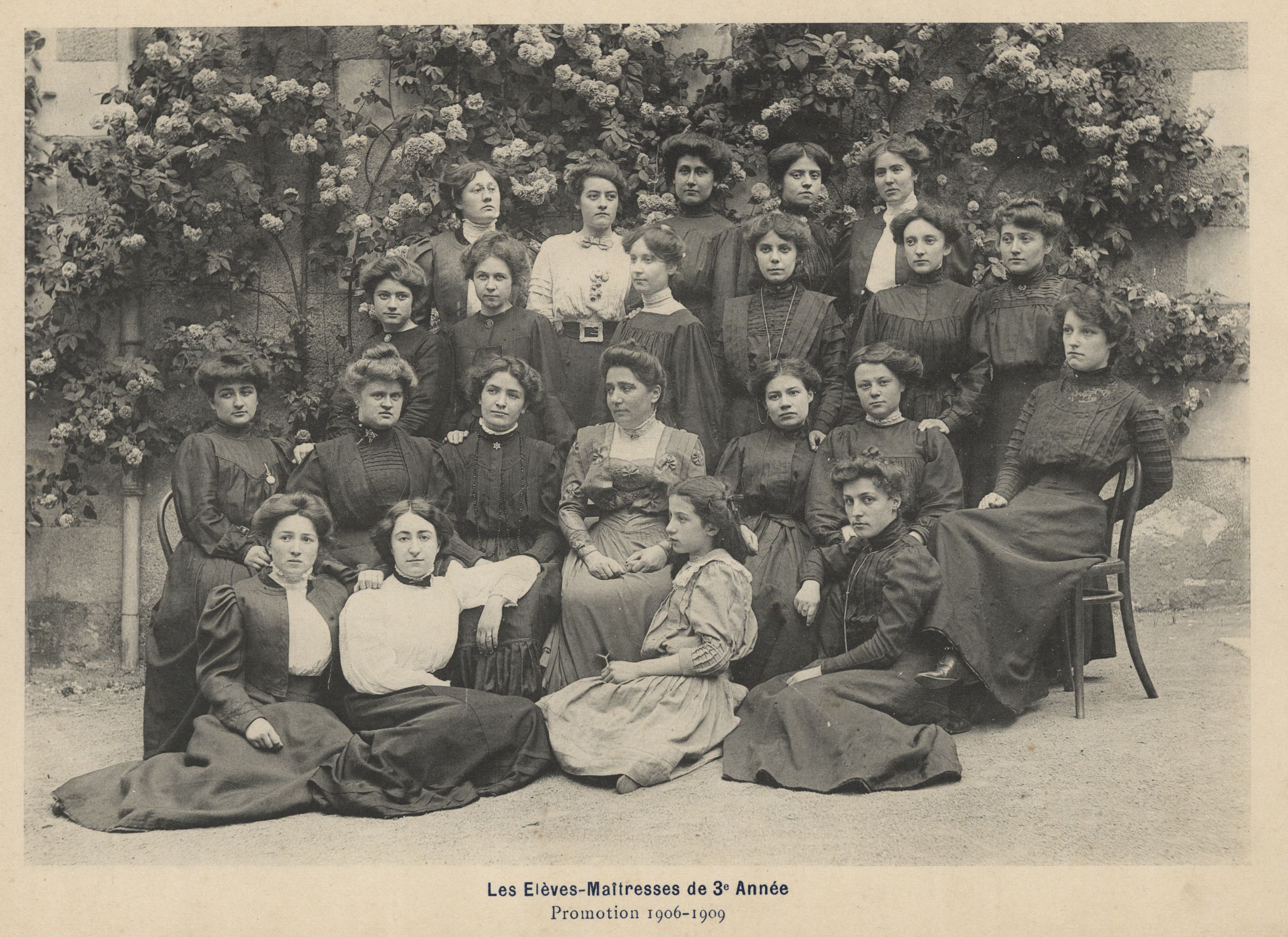 Les élèves-maîtresses de 3ème année de l'École normale d'institutrices, promotion 1906-1909 (5Fi338)
