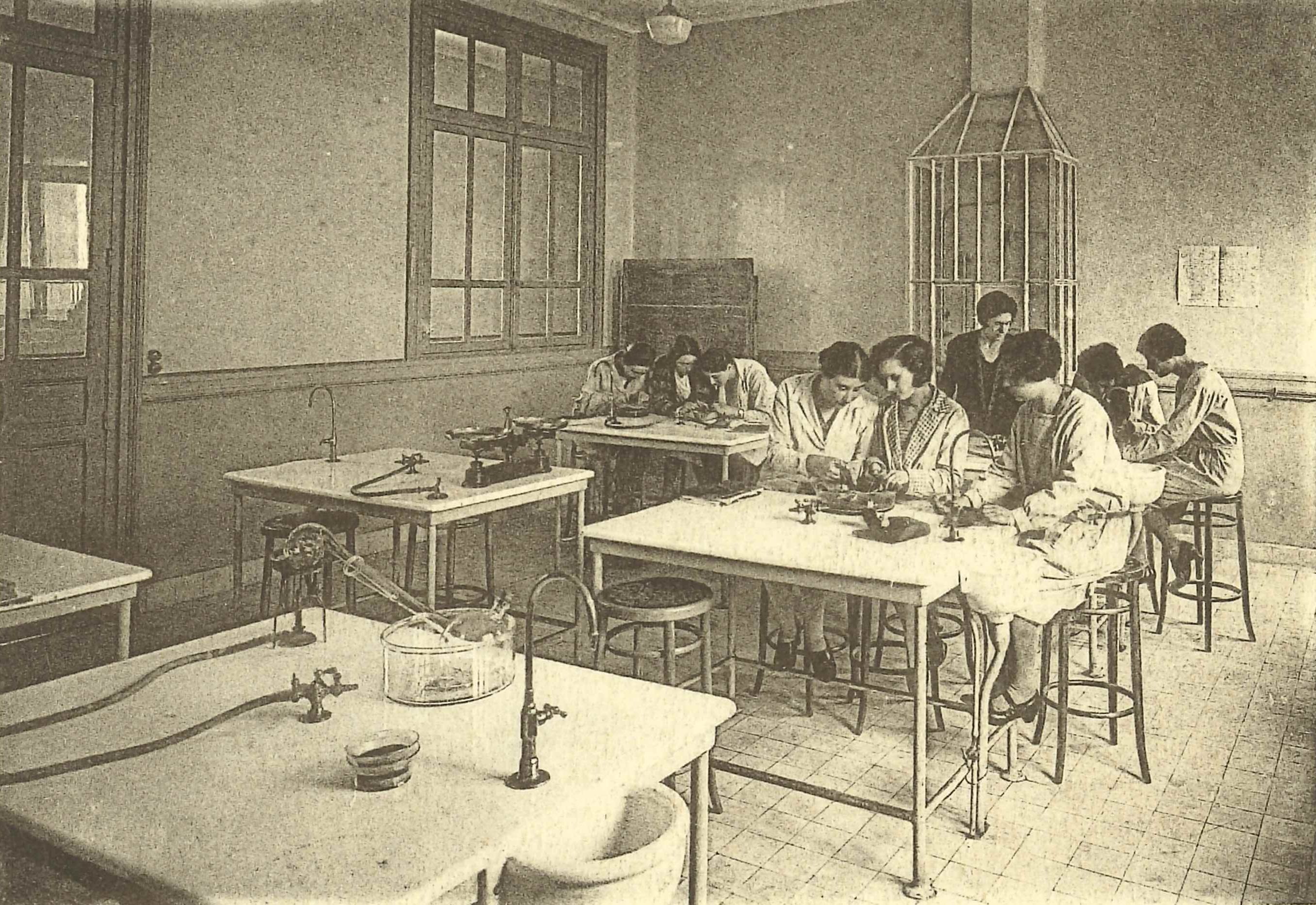 Groupe d'élèves et leur professeure dans le laboratoire du lycée de jeunes filles (5Fi742)