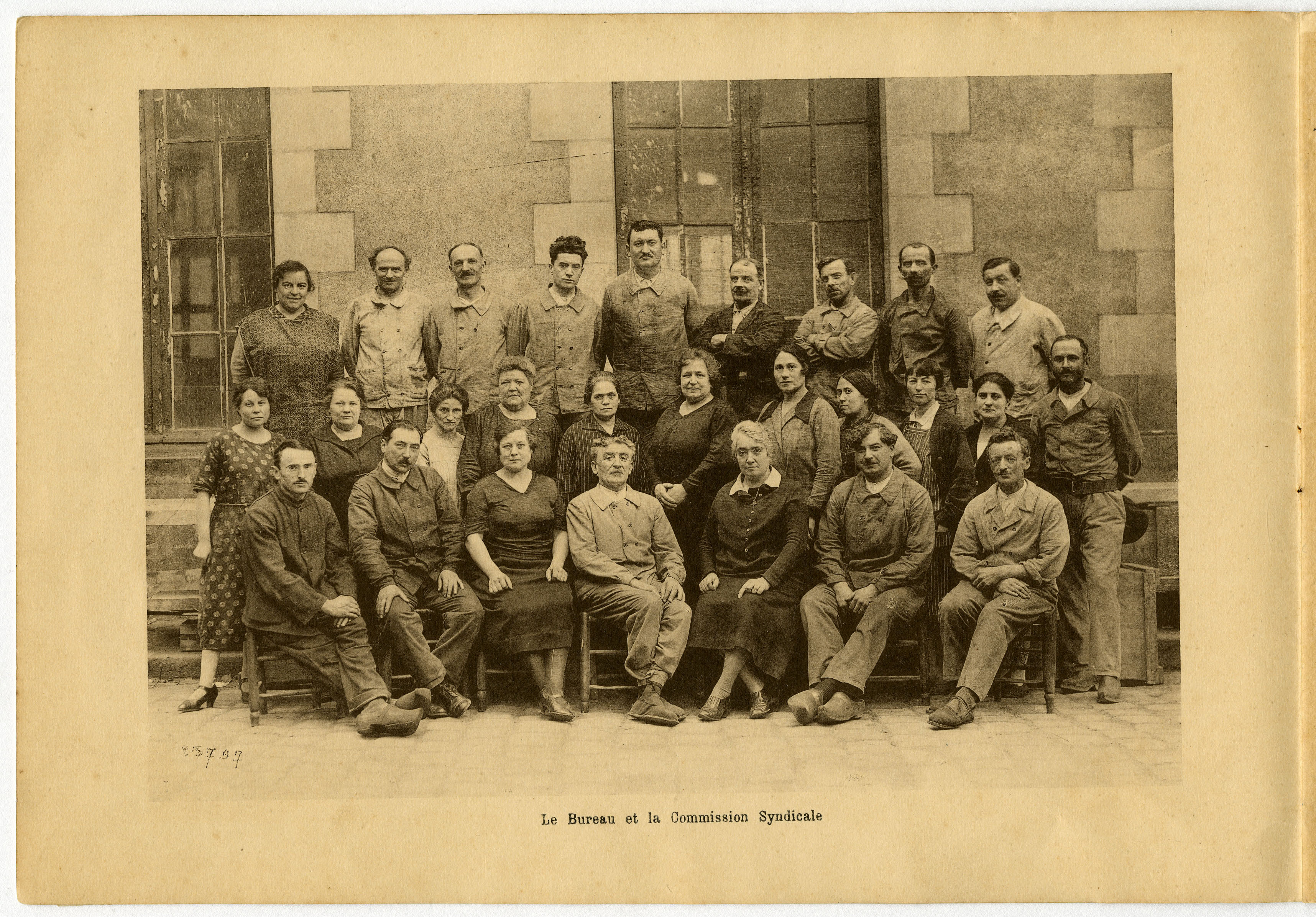 Page de la brochure présentant la manufacture nationale des tabacs de Nantes en 1927 (35Z1)