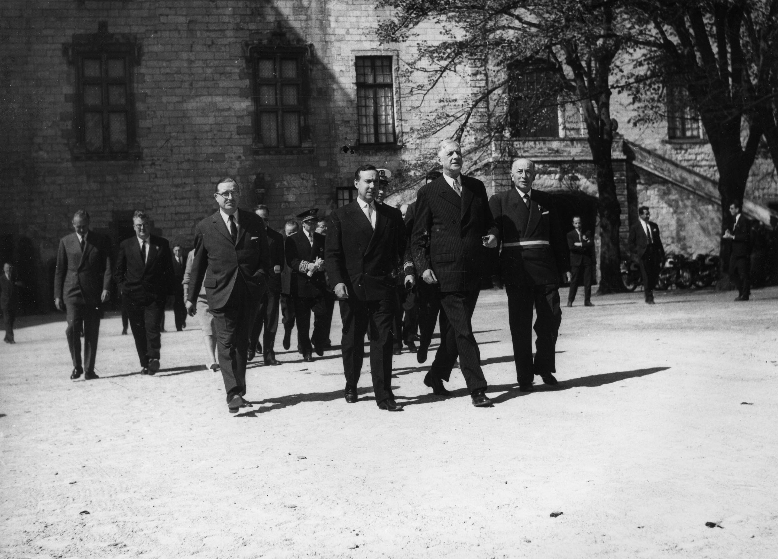 Le général de Gaulle, dans la cour du château des ducs de Bretagne, entouré de Michel Debré, Premier ministre, et d'Henry Orrion, maire de Nantes, le 10 septembre 1960 (79Z1 - Fonds Régis Routier)