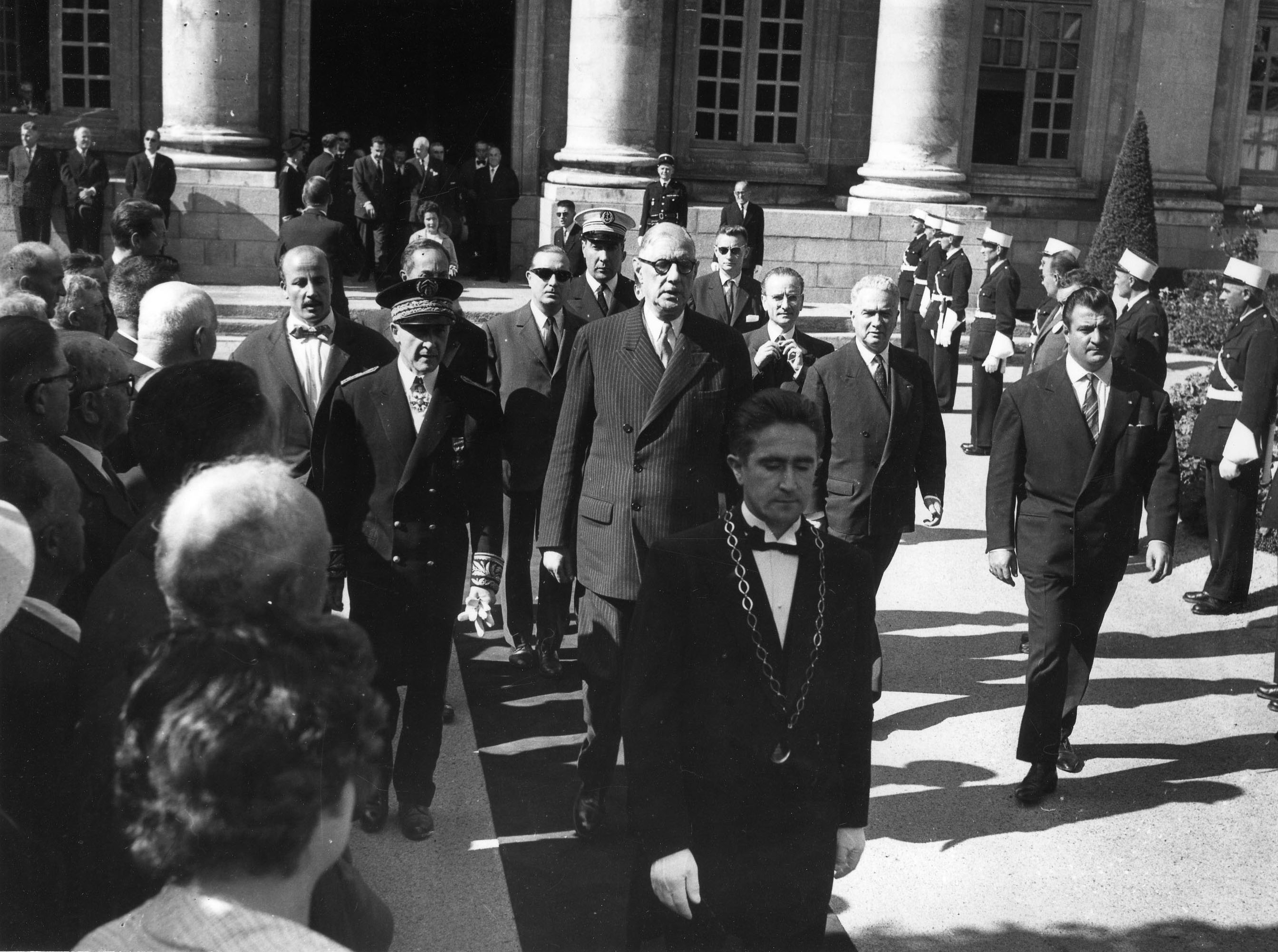 Le général de Gaulle sort de la préfecture de Loire-Atlantique accompagné du préfet Pierre Trouillé, le 10 septembre 1960 (79Z10 - Fonds Régis Routier)