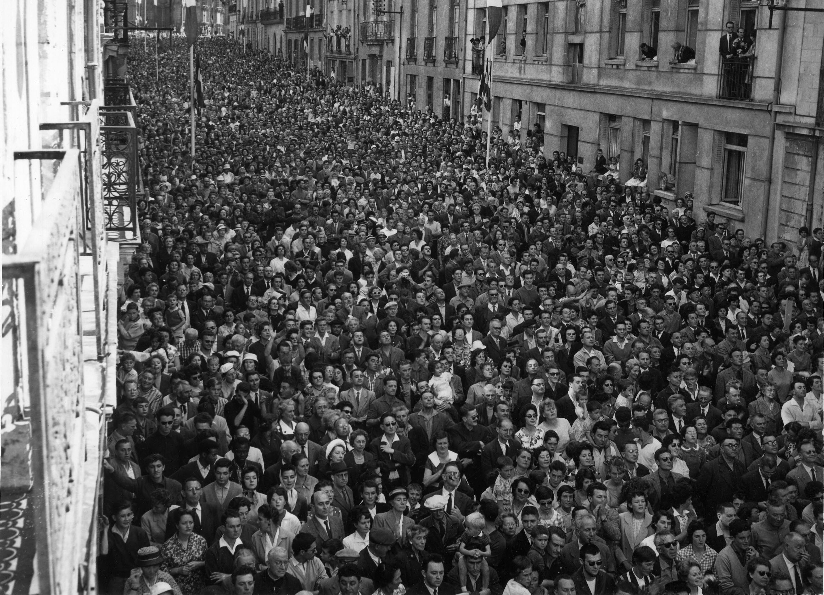 La foule massée rue du Roi Albert lors du discours du général de Gaulle à la préfecture, le 10 septembre 1960 (79Z16 - Fonds Régis Routier)