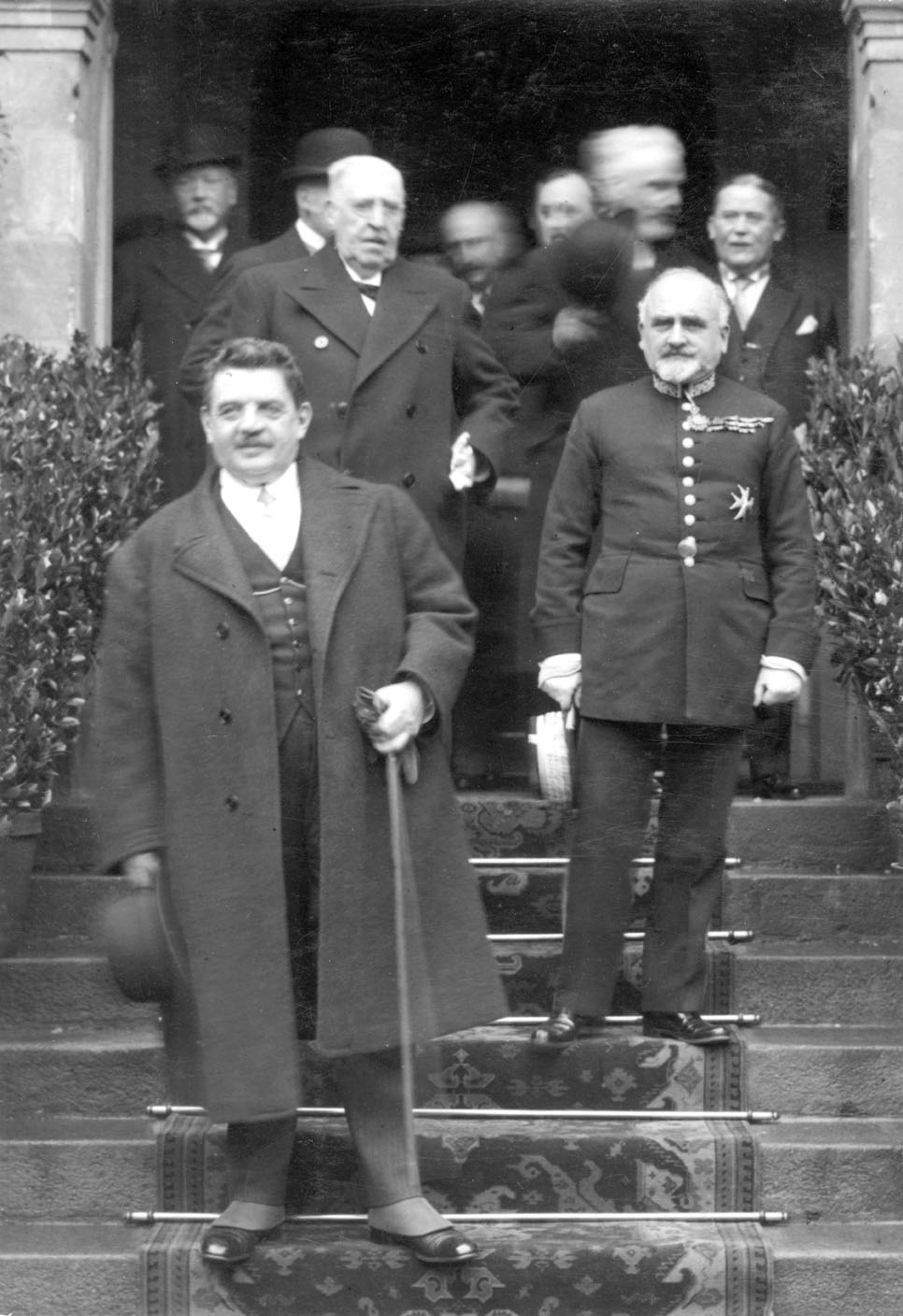 Edouard Herriot sur les marches de l'Hôtel de Ville, en compagnie du préfet de la Loire-Inférieure, Paul Mathivet, et du maire de Nantes, Léopold Cassegrain, le 20 novembre 1932 (26Fi310)