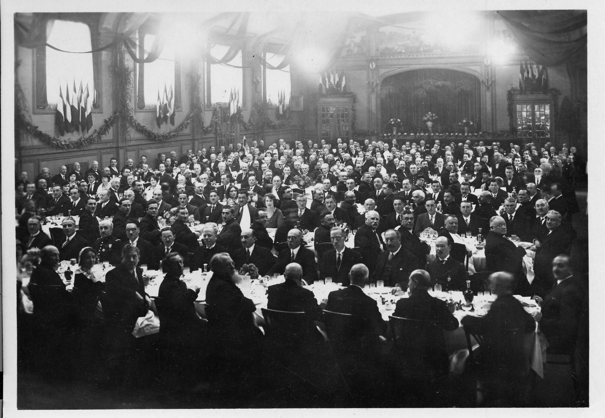 Banquet offert par la Ville de Nantes en l'honneur du président du Conseil aux Salons Mauduit (26Fi321)