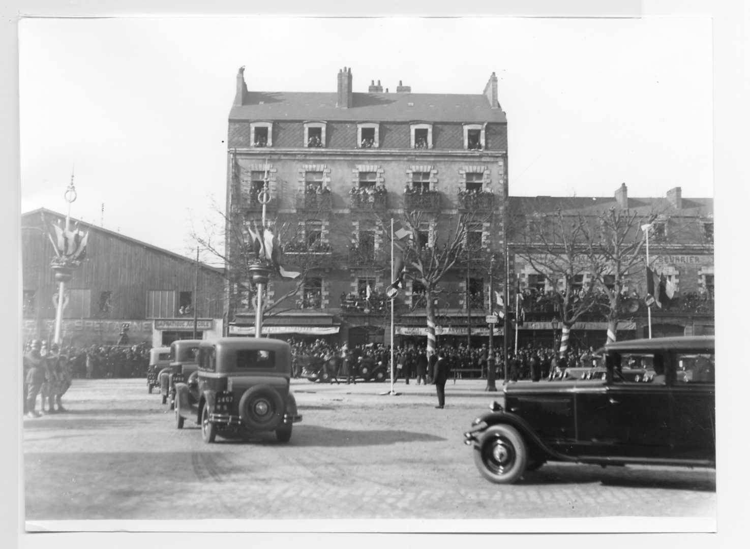 Cortège officiel devant la gare de l'État, boulevard de la Prairie au Duc, le 3 avril 1930 (13Fi2783)