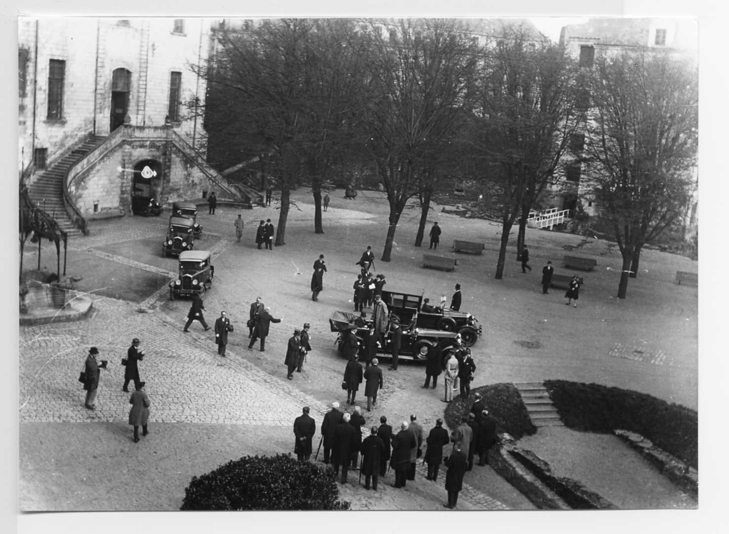 Le cortège présidentiel arrive dans la cour du château des ducs de Bretagne, le 4 avril (13Fi2786)