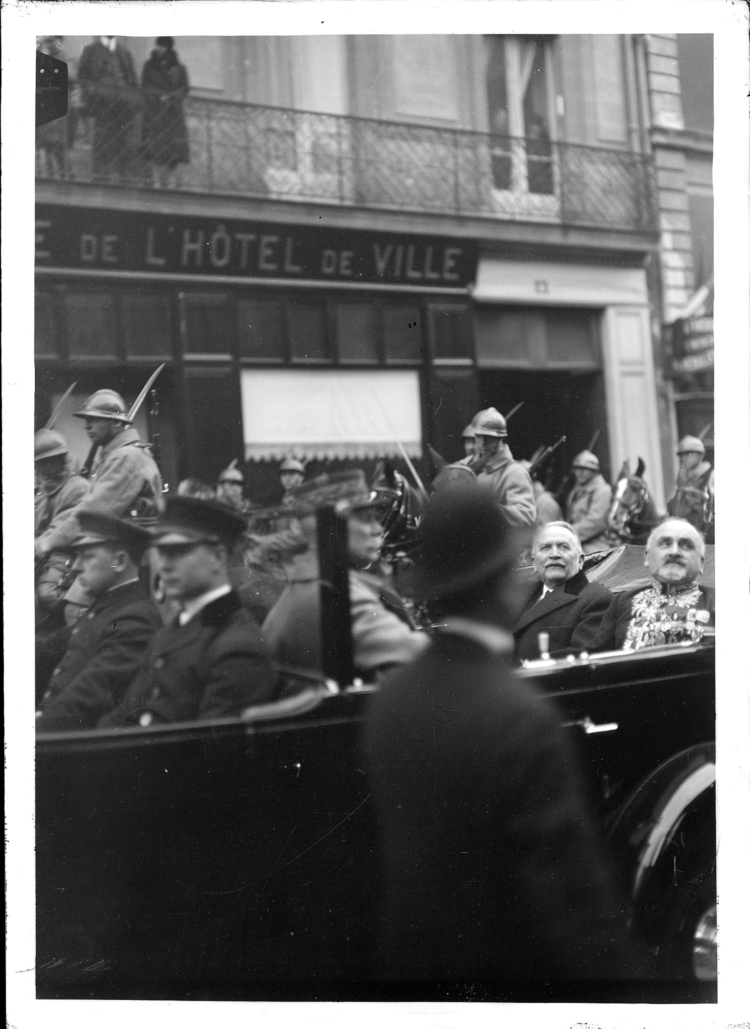 Le cortège présidentiel arrive près de l'Hôtel de Ville, le 3 avril (13Fi2792)