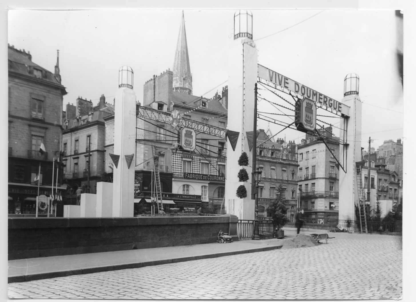 Le pont d'Orléans pavoisé pour la visite de Gaston Doumergue (13Fi3000)