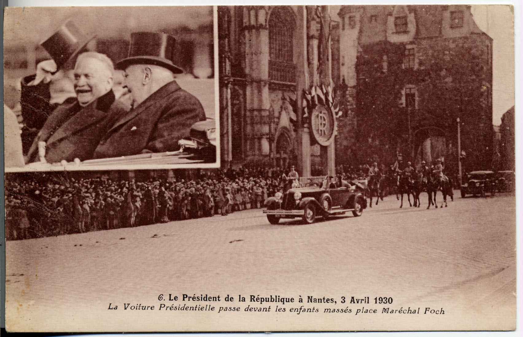 La voiture présidentielle passe place Maréchal-Foch, le 3 avril (9Fi498)