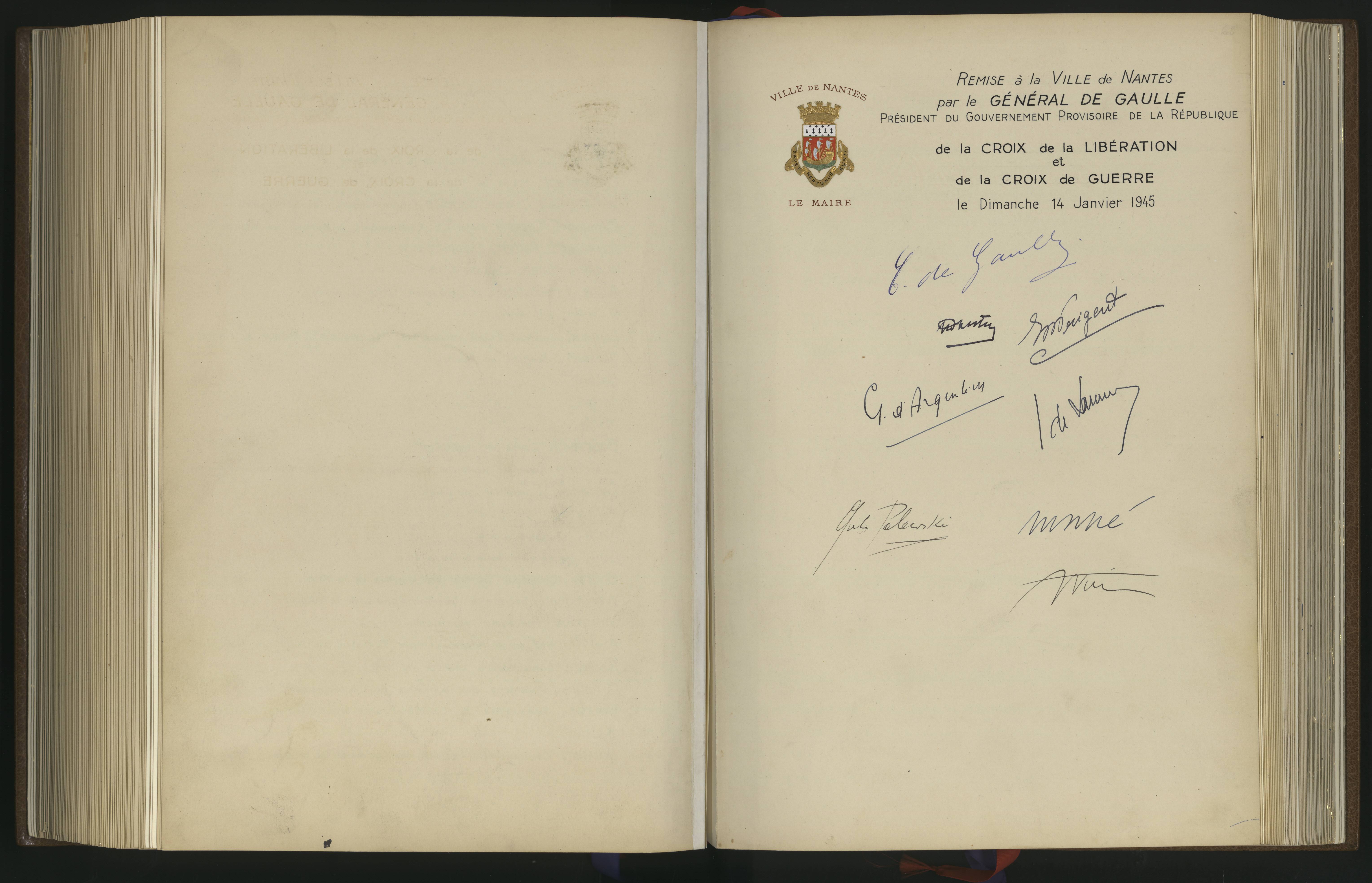 Page extraite du Livre d'or de la Ville de Nantes, portant la signature de Charles de Gaulle le 14 janvier 1945 (1597W)
