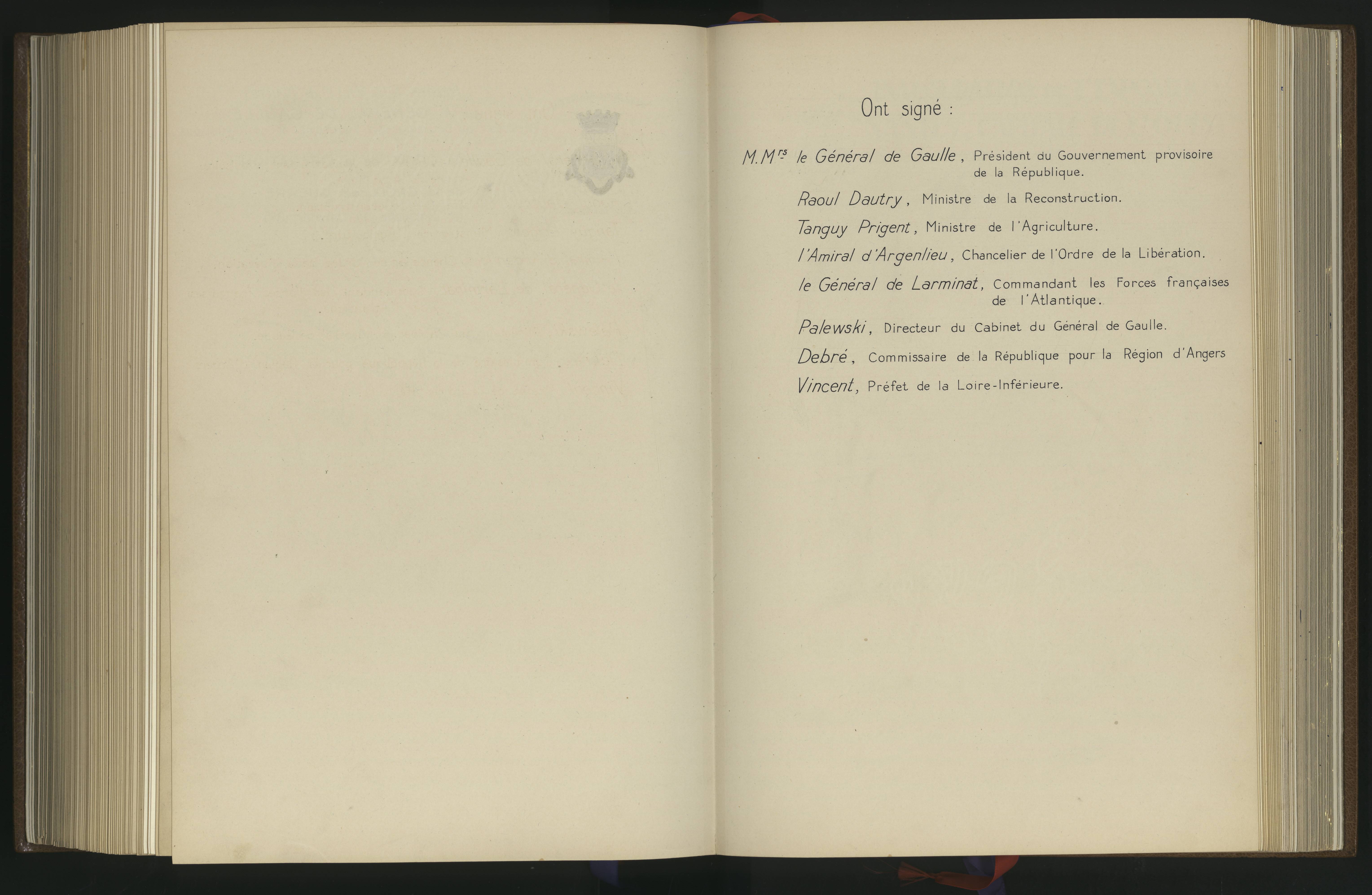 Page extraite du Livre d'or de la Ville de Nantes, dédiée à la visite de Charles de Gaulle le 14 janvier 1945 (1597W)