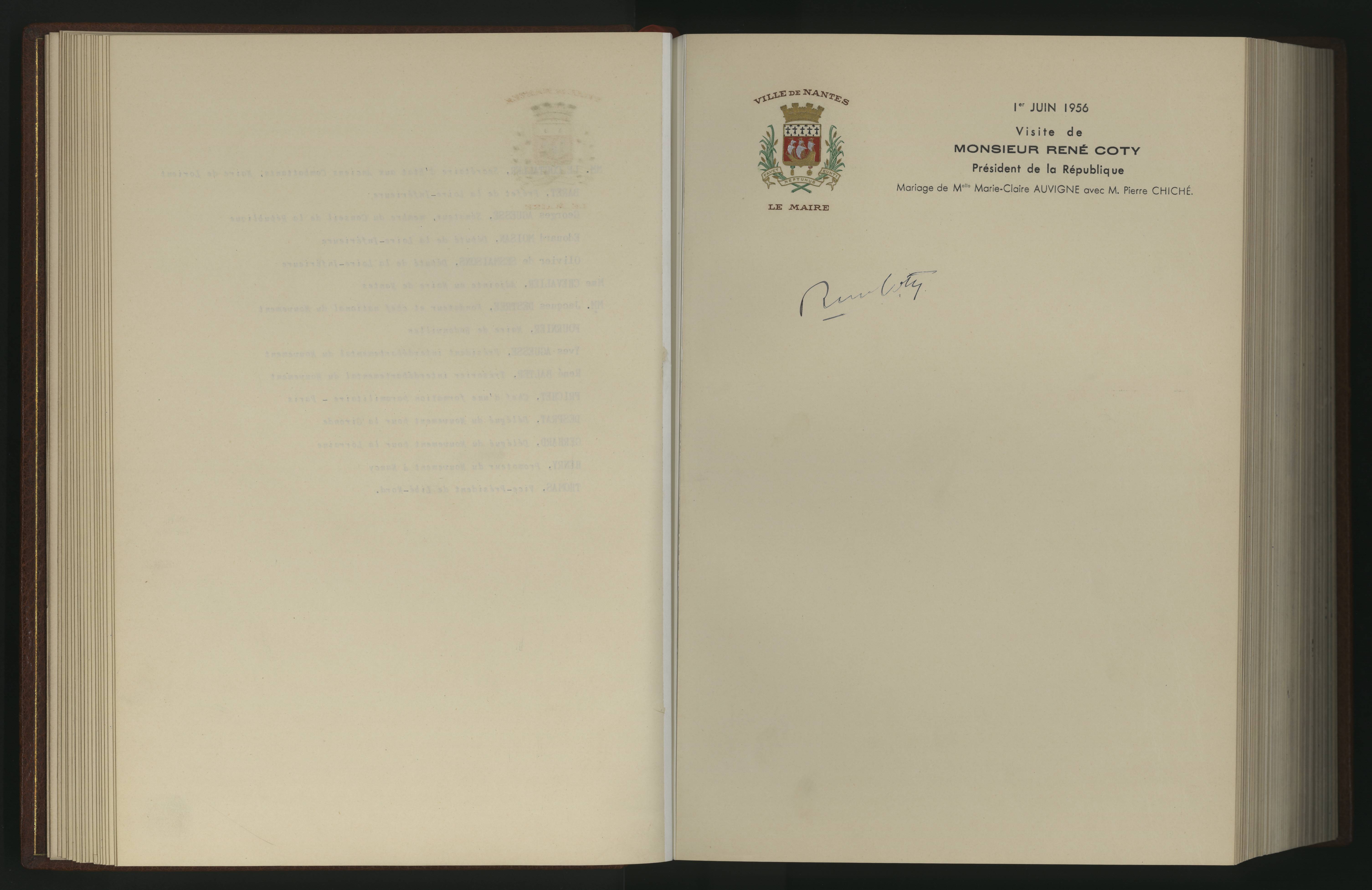 Page extraite du Livre d'or de la Ville de Nantes, portant la signature de René Coty le 1er juin 1956 (1597W)