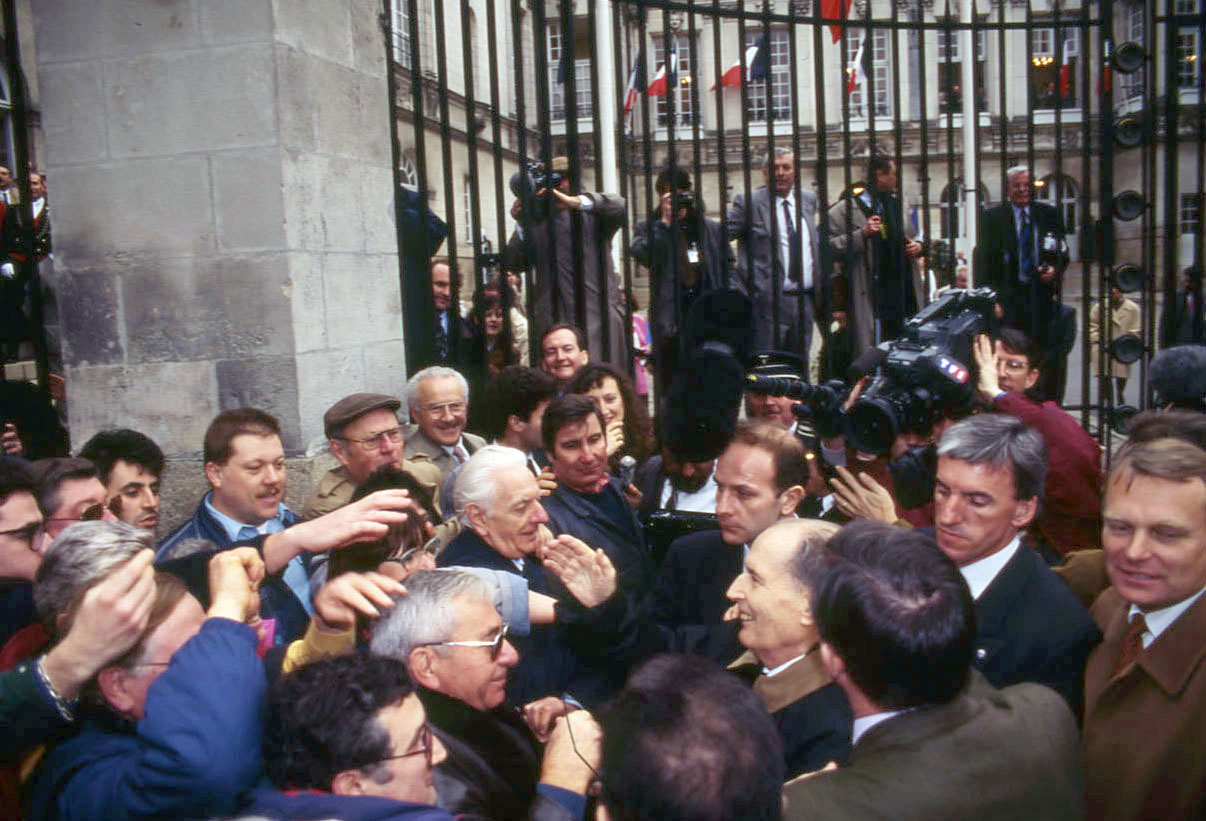 François Mitterrand parmi la foule devant l'Hôtel de Ville le 25 janvier 1994 (17Fi)