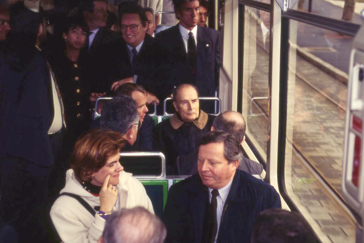 François Mitterrand dans le tram le 25 janvier 1994 (17Fi)