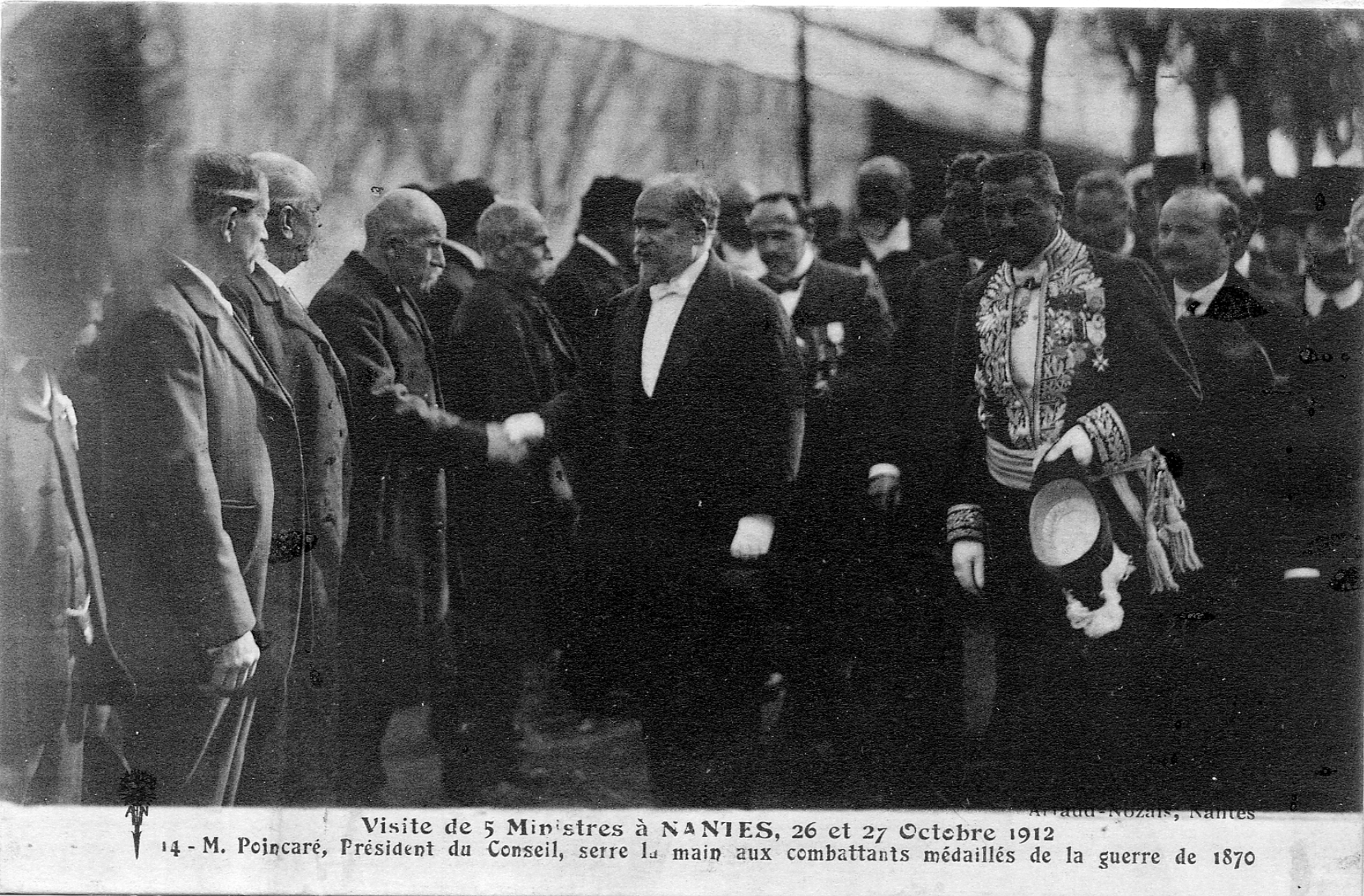 Raymond Poincaré serre la main aux combattants médaillés de la guerre de 1870-1871 (9Fi1908)