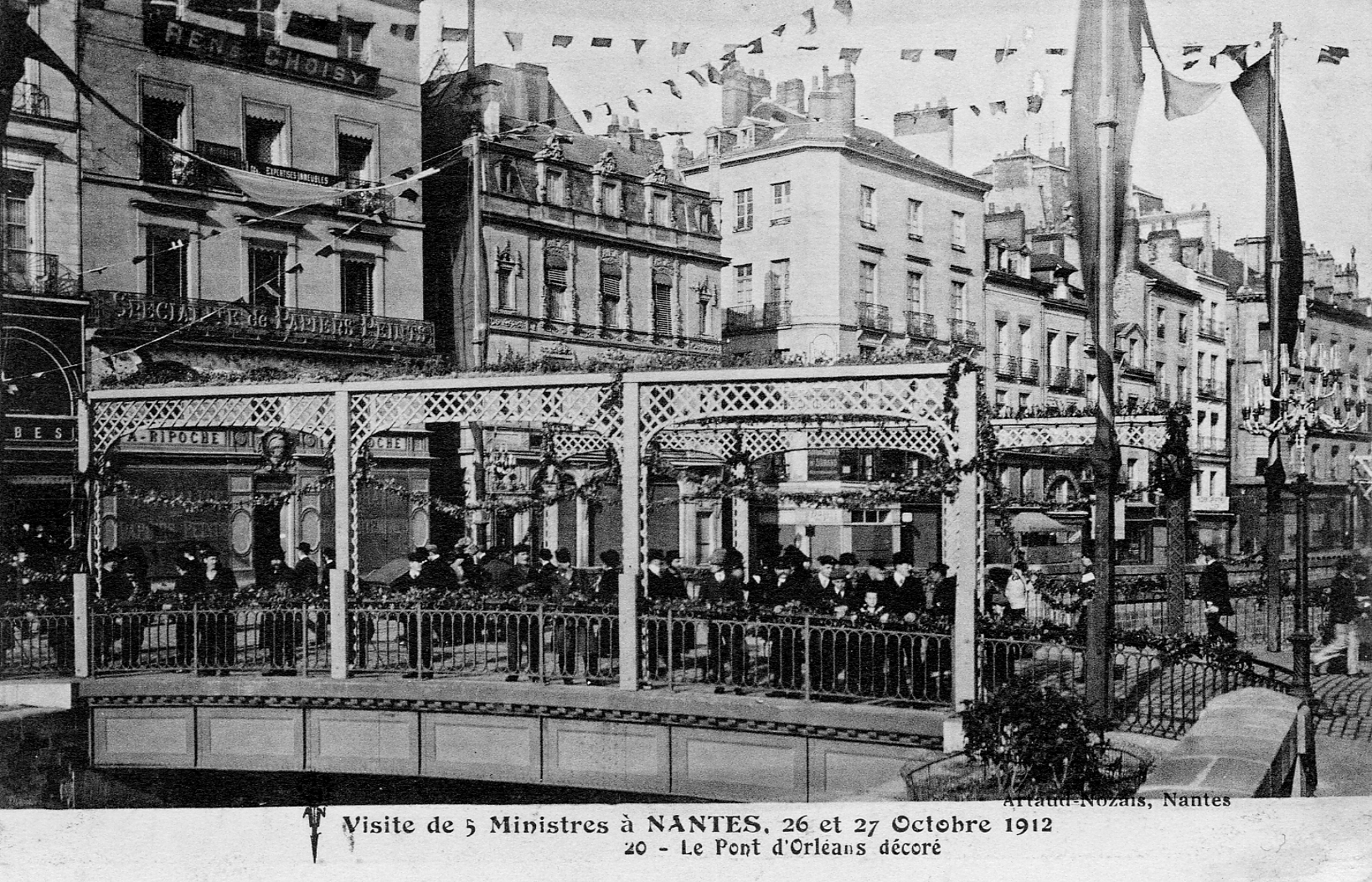 Le pont d'Orléans pavoisé pour la venue de Raymond Poincaré (9Fi1918)
