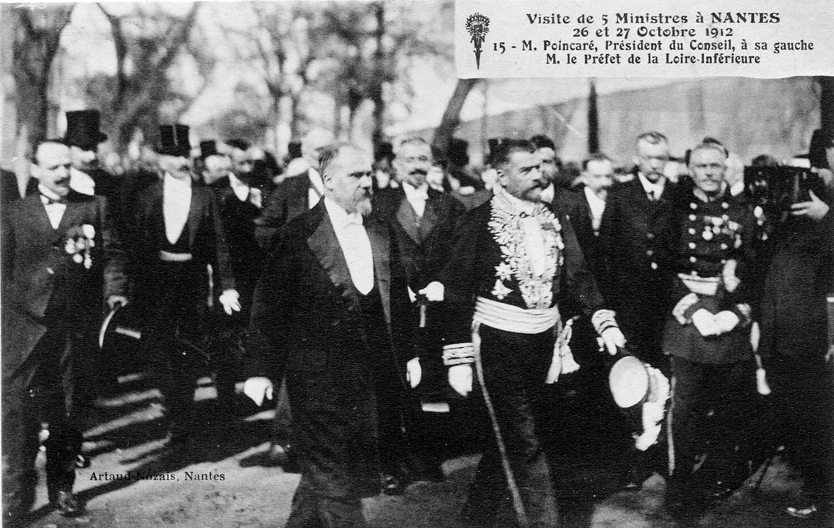 Vue de Raymond Poincaré, avec, à sa gauche, M. Tallon, préfet de la Loire-Inférieure (9Fi1921)