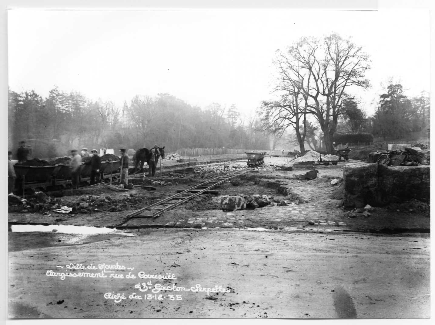 Un cheval tire des chariots de terre lors de l’élargissement de la rue de Carcouët et du boulevard Gaston-Serpette en décembre 1935 (13Fi2871)