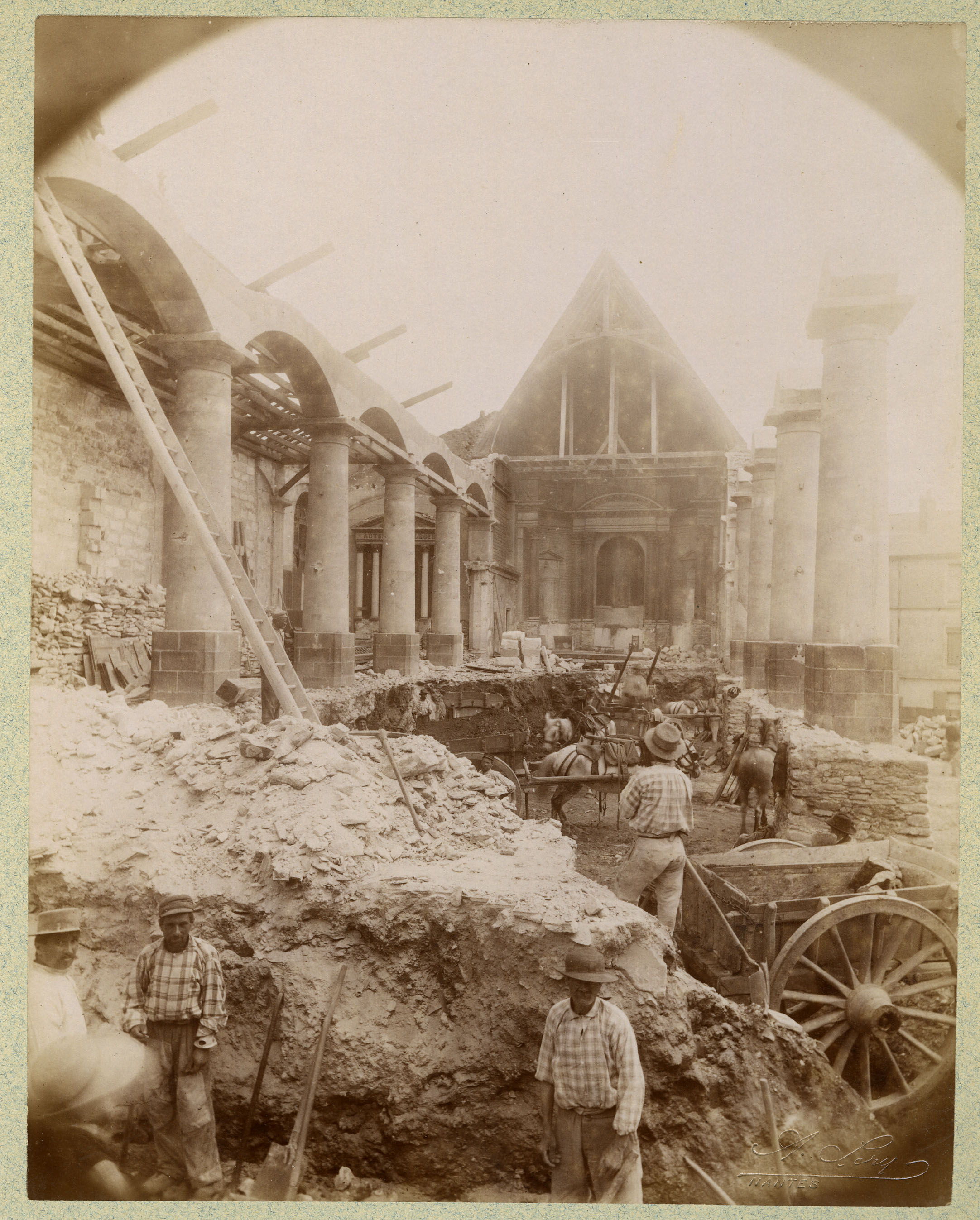 Sur le chantier de démolition de l’ancienne église Saint-Similien, des chevaux charrient des décombres dans la nef découverte en août 1894 (26Fi1487)