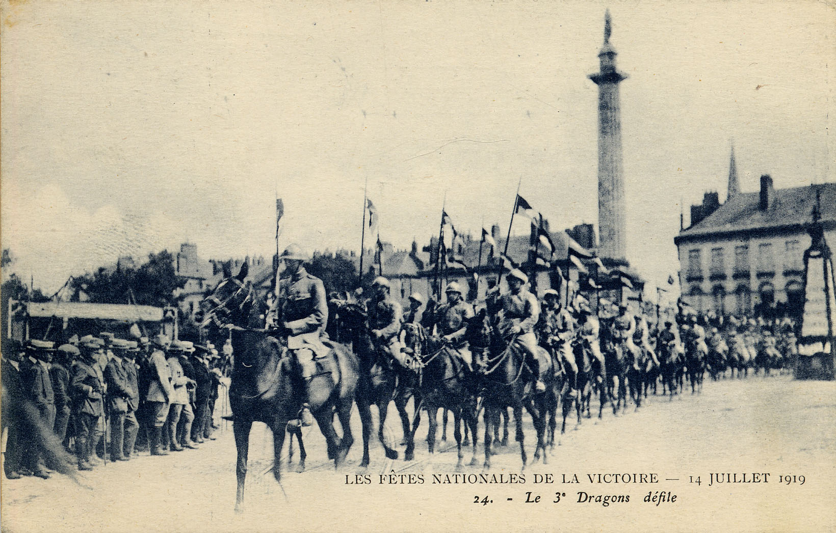 Des militaires du 3e régiment de dragons défilent à cheval sur la place du Maréchal Foch lors de la Fête de la Victoire organisée le 14 juillet 1919 (9Fi1161)