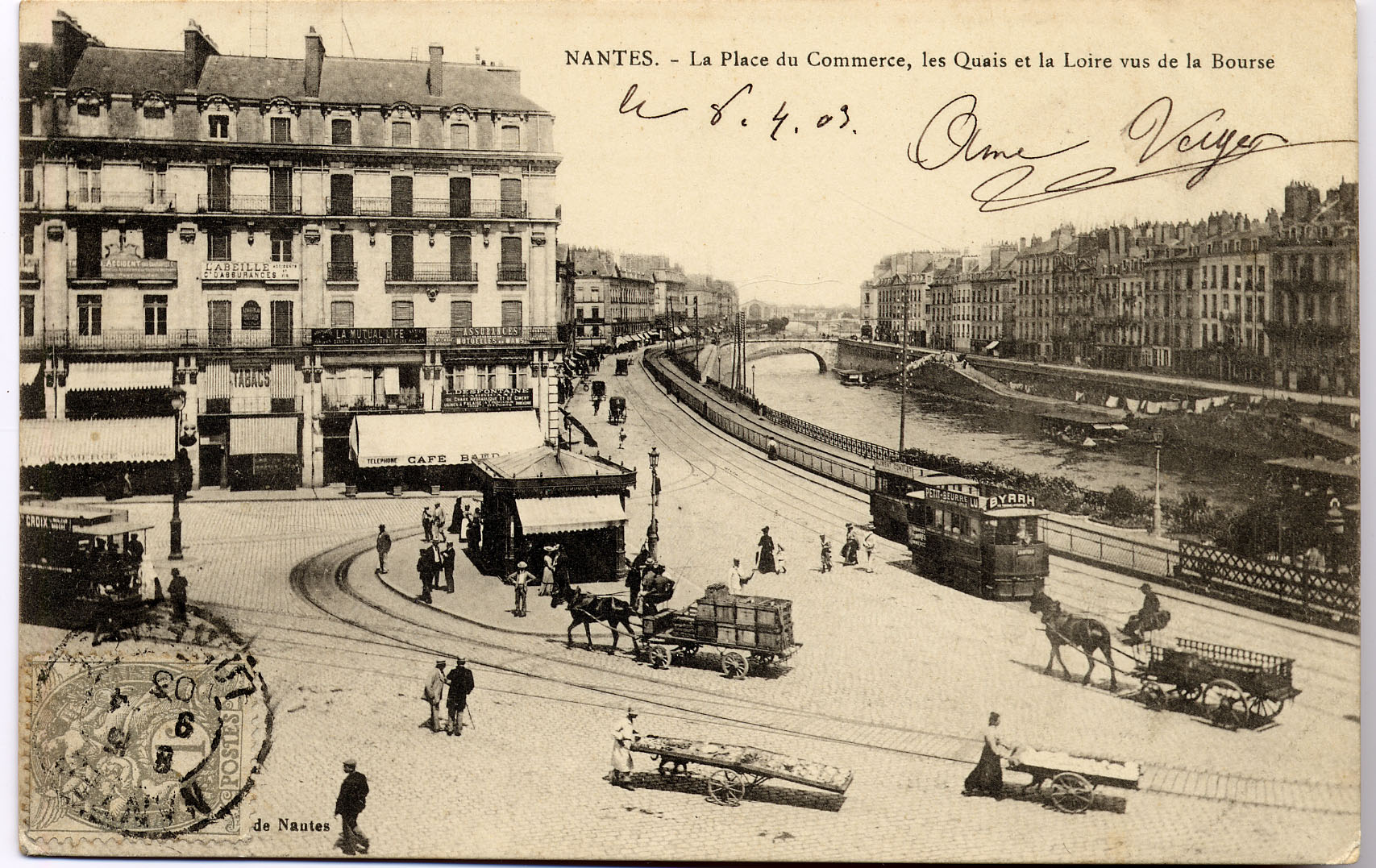 Voitures à cheval, tramways et charrettes à bras se croisent sur la place du Commerce au tout début du 20e siècle (9Fi665)